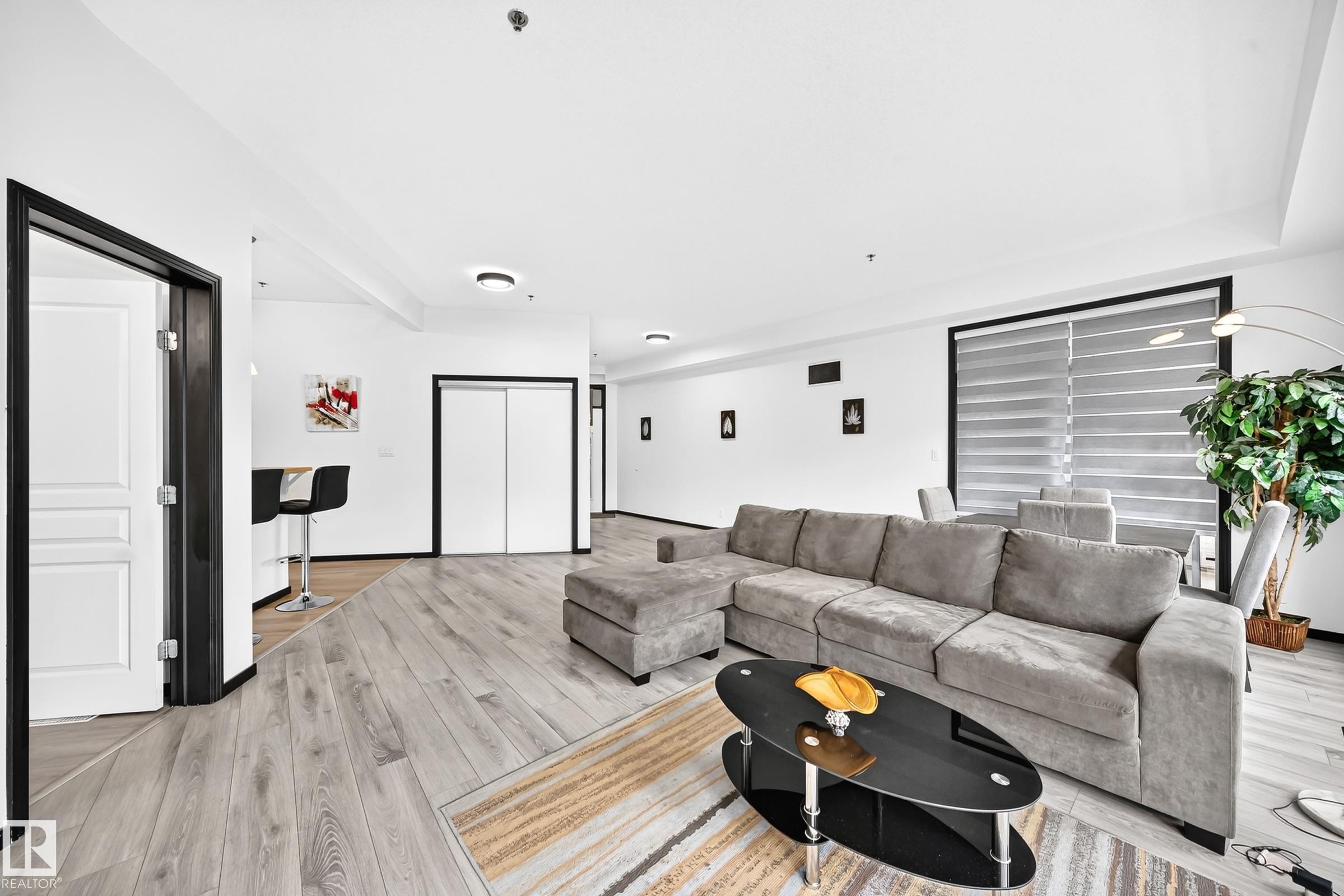 #226 4831 104A St Nw, Edmonton, AB - Indoor Photo Showing Living Room