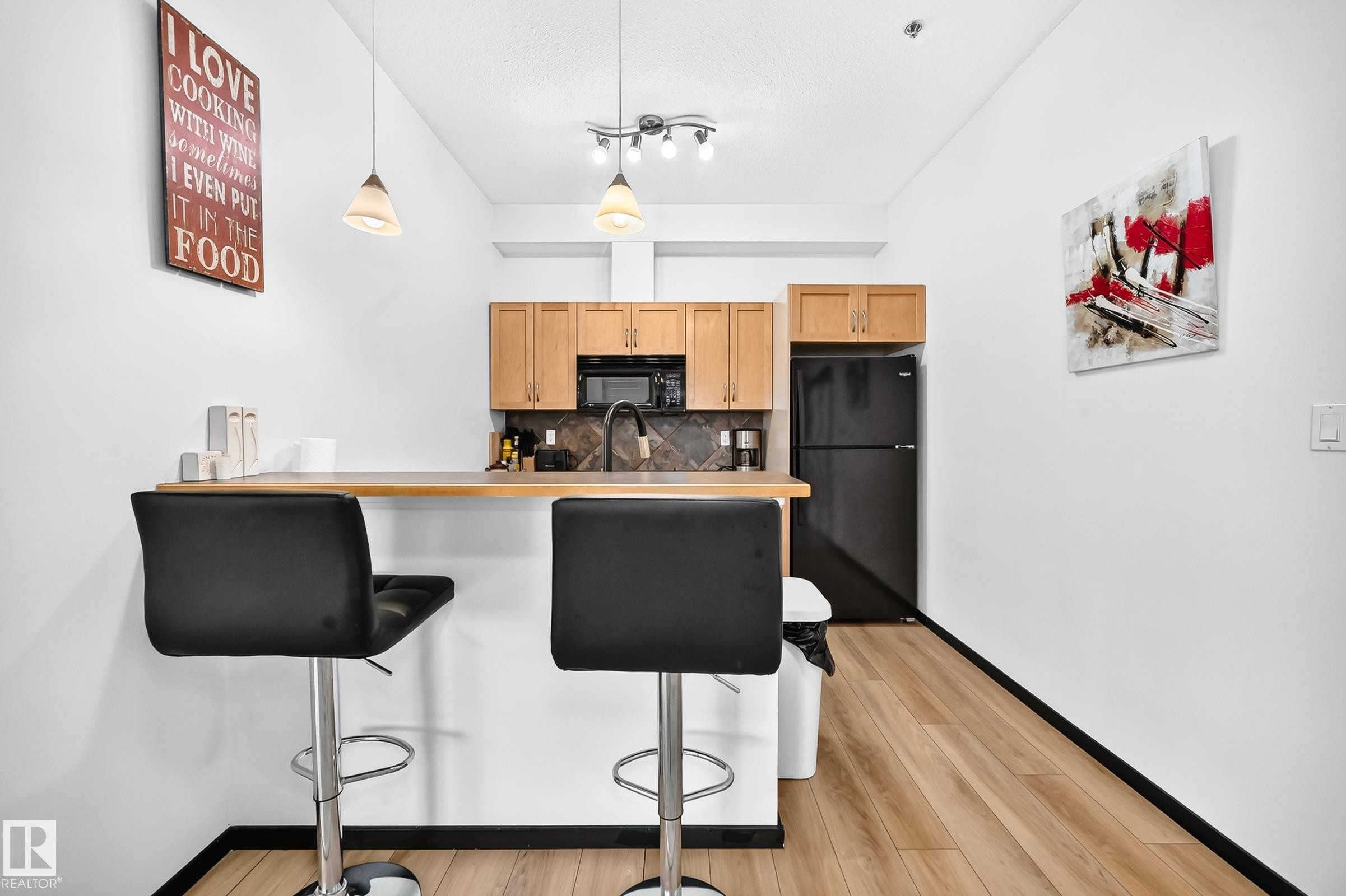 #226 4831 104A St Nw, Edmonton, AB - Indoor Photo Showing Kitchen