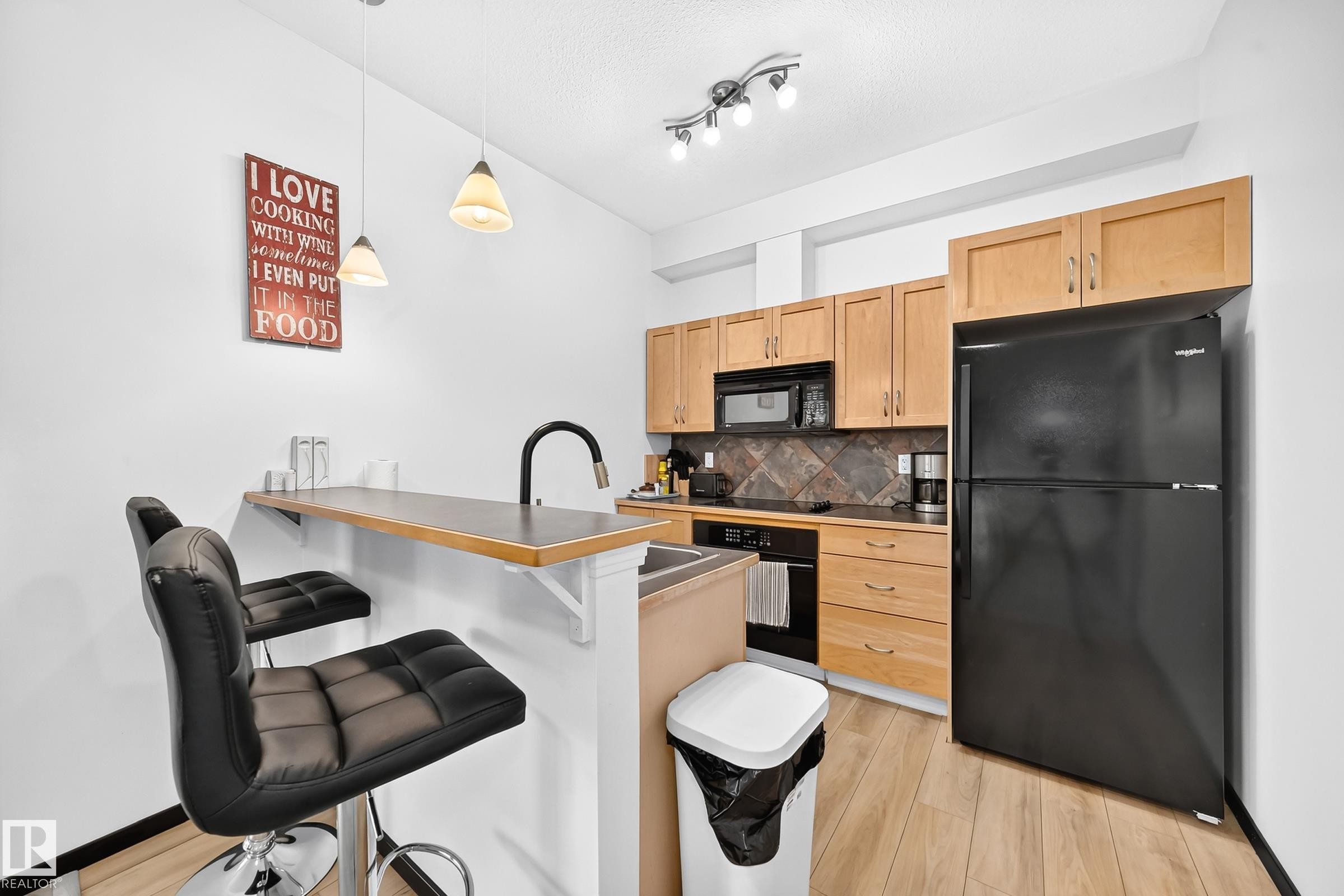 #226 4831 104A St Nw, Edmonton, AB - Indoor Photo Showing Kitchen