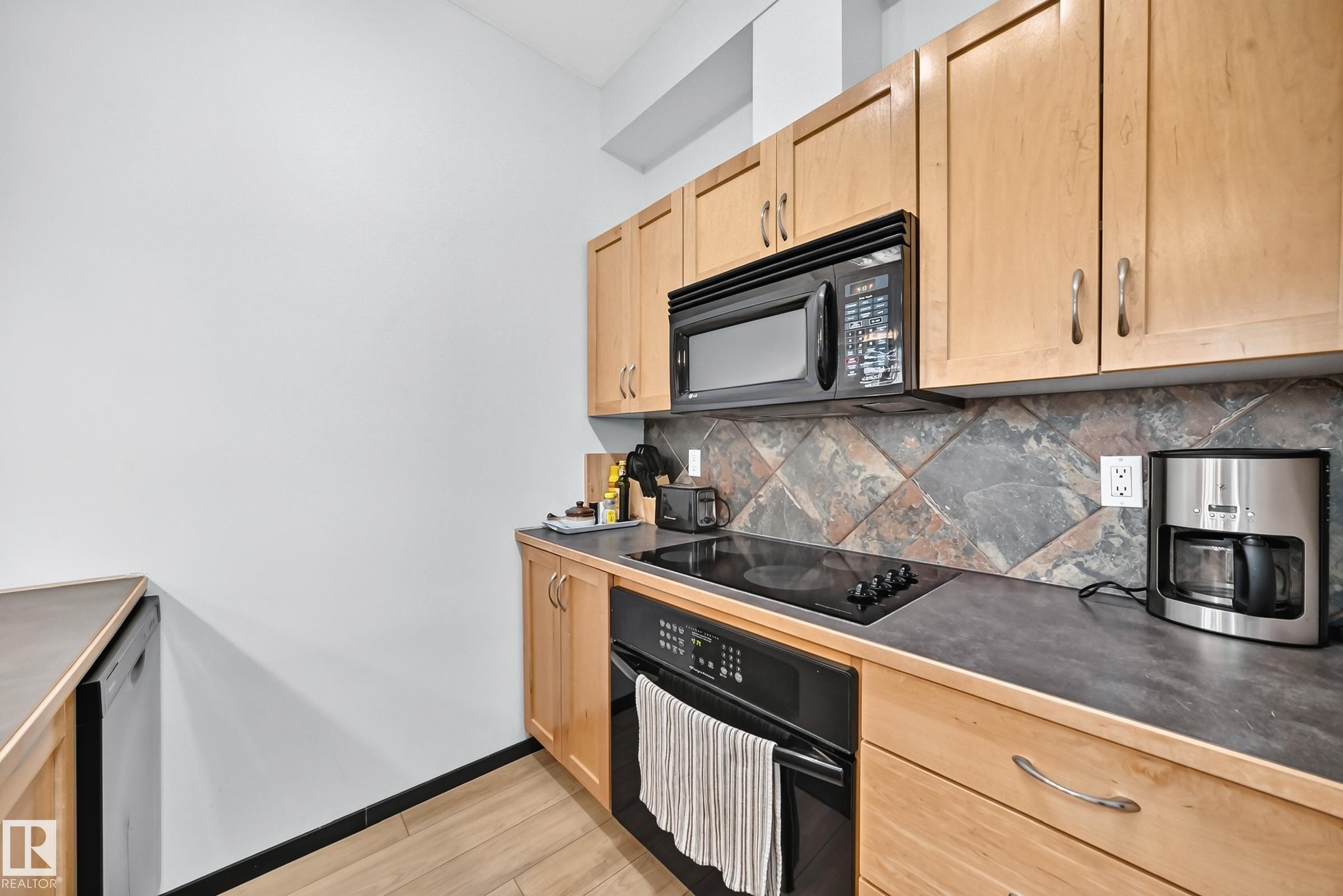 #226 4831 104A St Nw, Edmonton, AB - Indoor Photo Showing Kitchen
