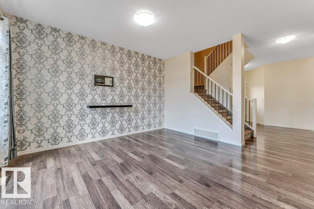 1224 25 Avenue, Edmonton, AB - Indoor Photo Showing Other Room