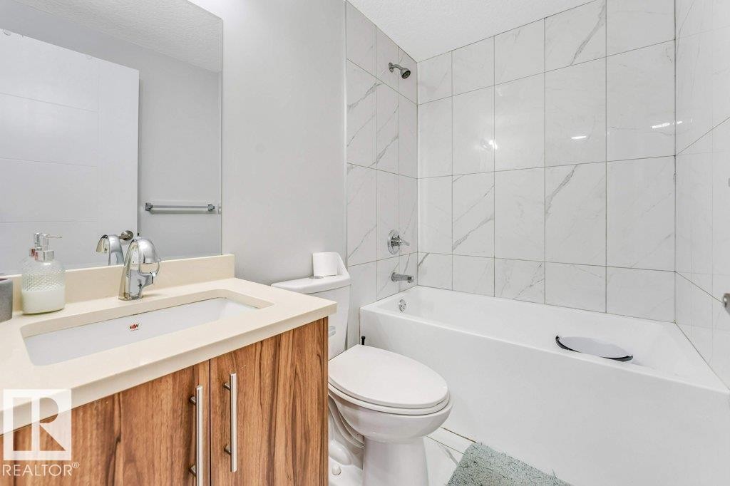 1224 25 Avenue, Edmonton, AB - Indoor Photo Showing Bathroom