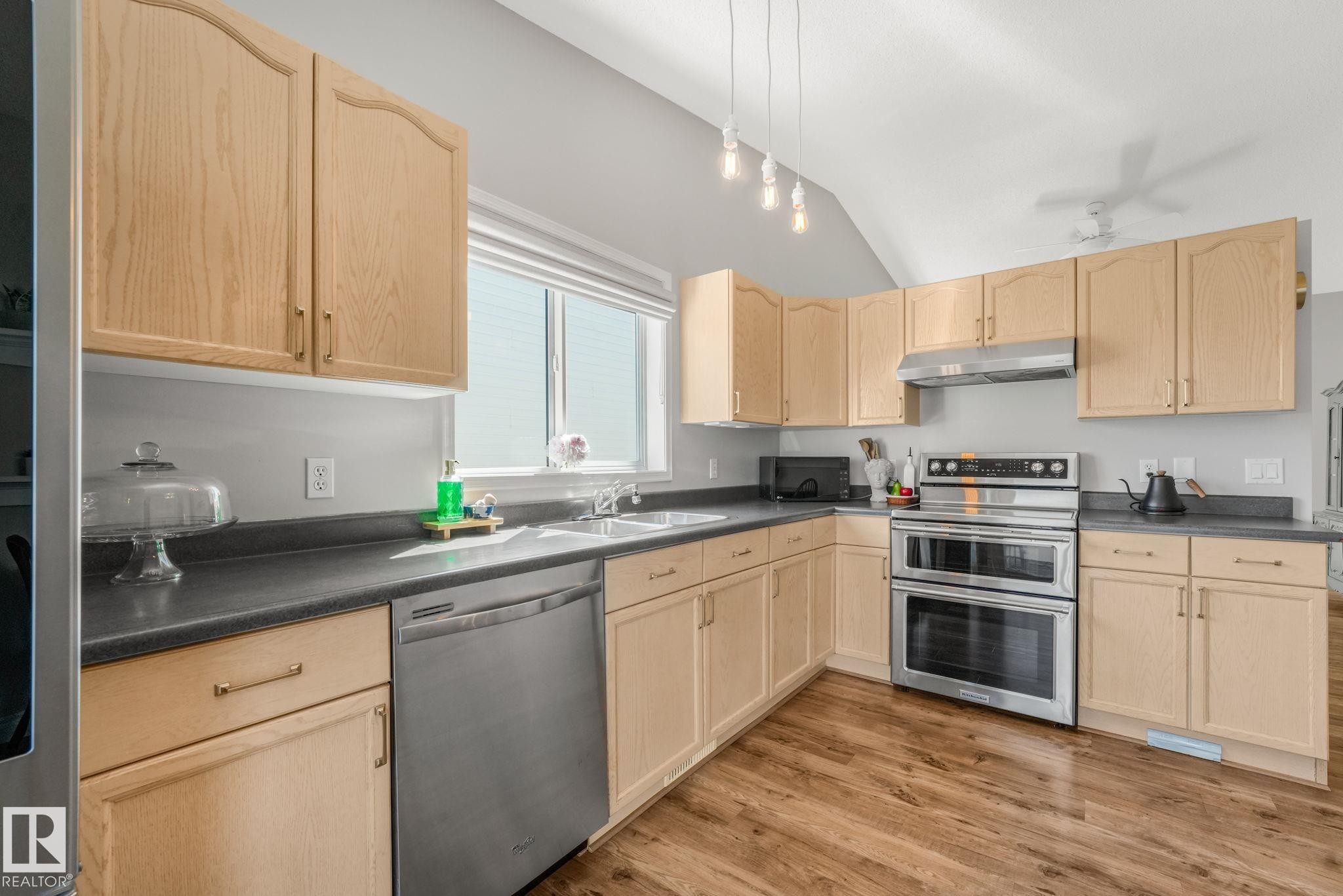 22 Landsdowne Drive, Spruce Grove, AB - Indoor Photo Showing Kitchen