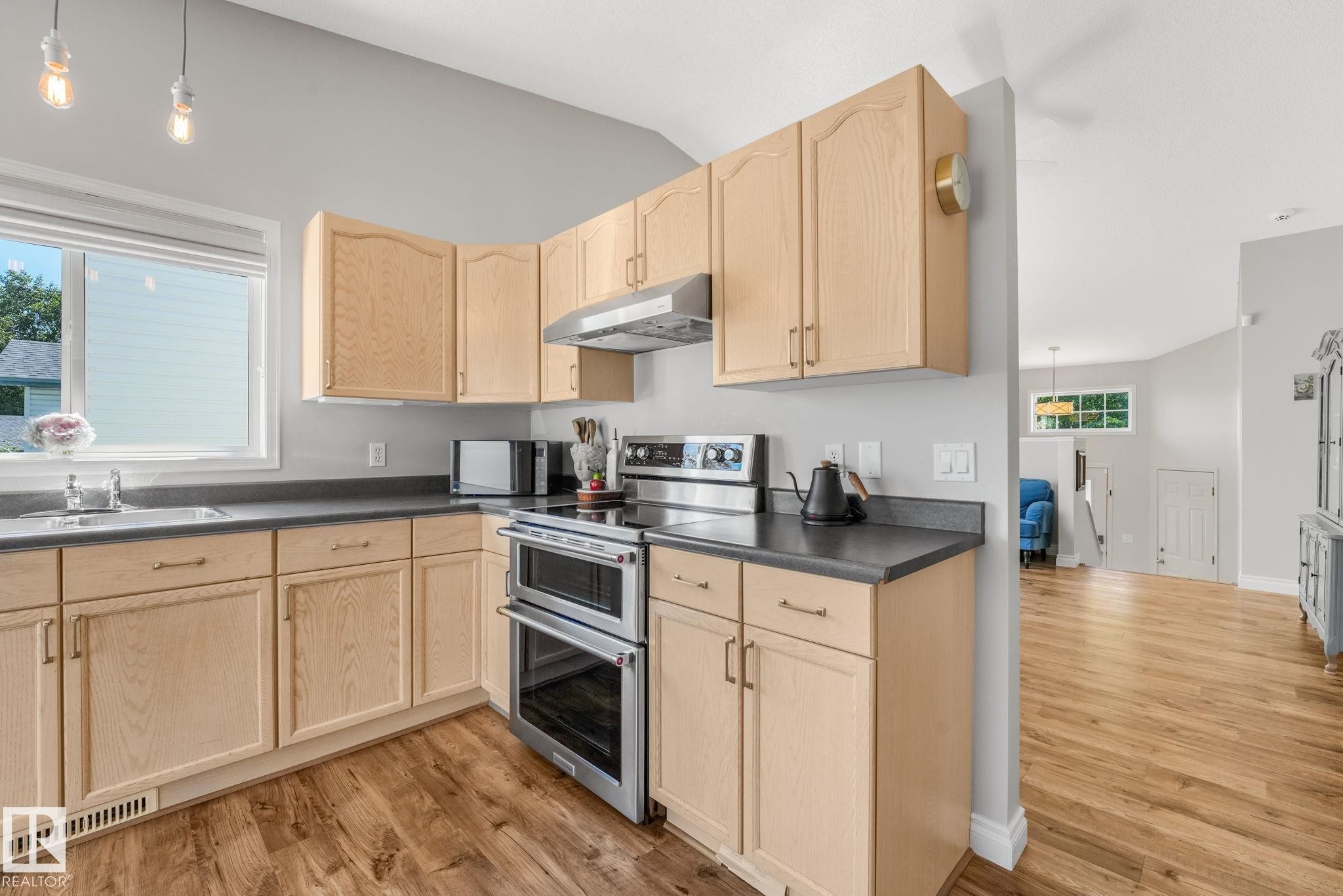 22 Landsdowne Drive, Spruce Grove, AB - Indoor Photo Showing Kitchen