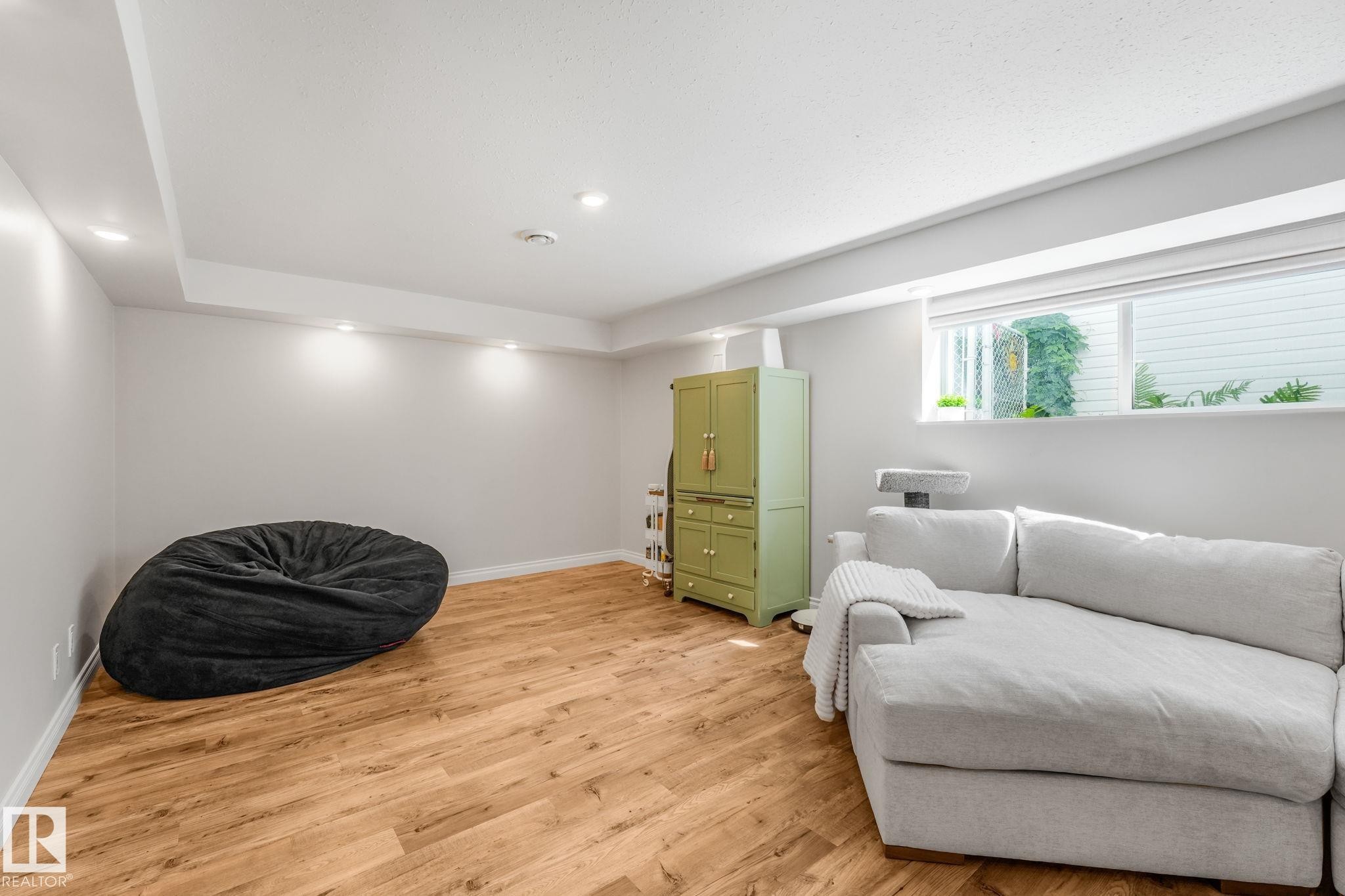 22 Landsdowne Drive, Spruce Grove, AB - Indoor