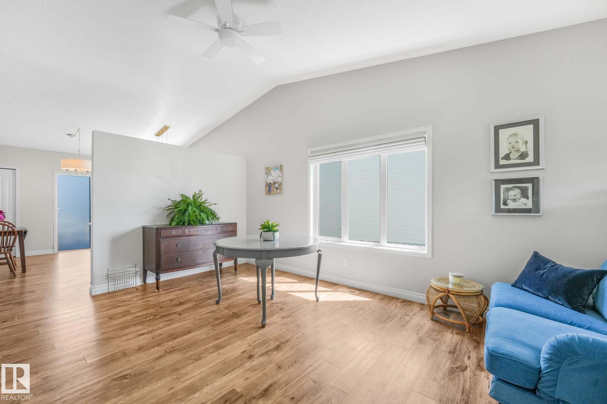 22 Landsdowne Drive, Spruce Grove, AB - Indoor Photo Showing Living Room