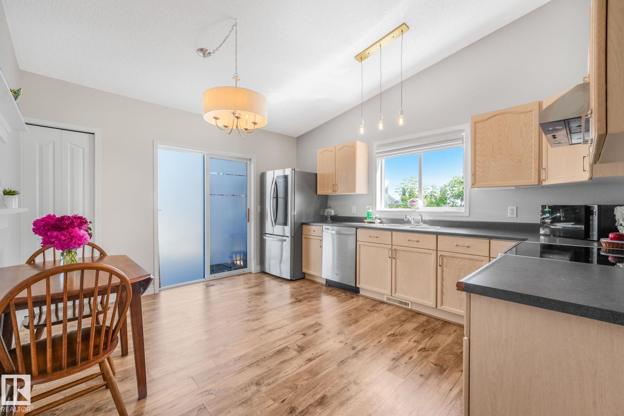 22 Landsdowne Drive, Spruce Grove, AB - Indoor Photo Showing Kitchen