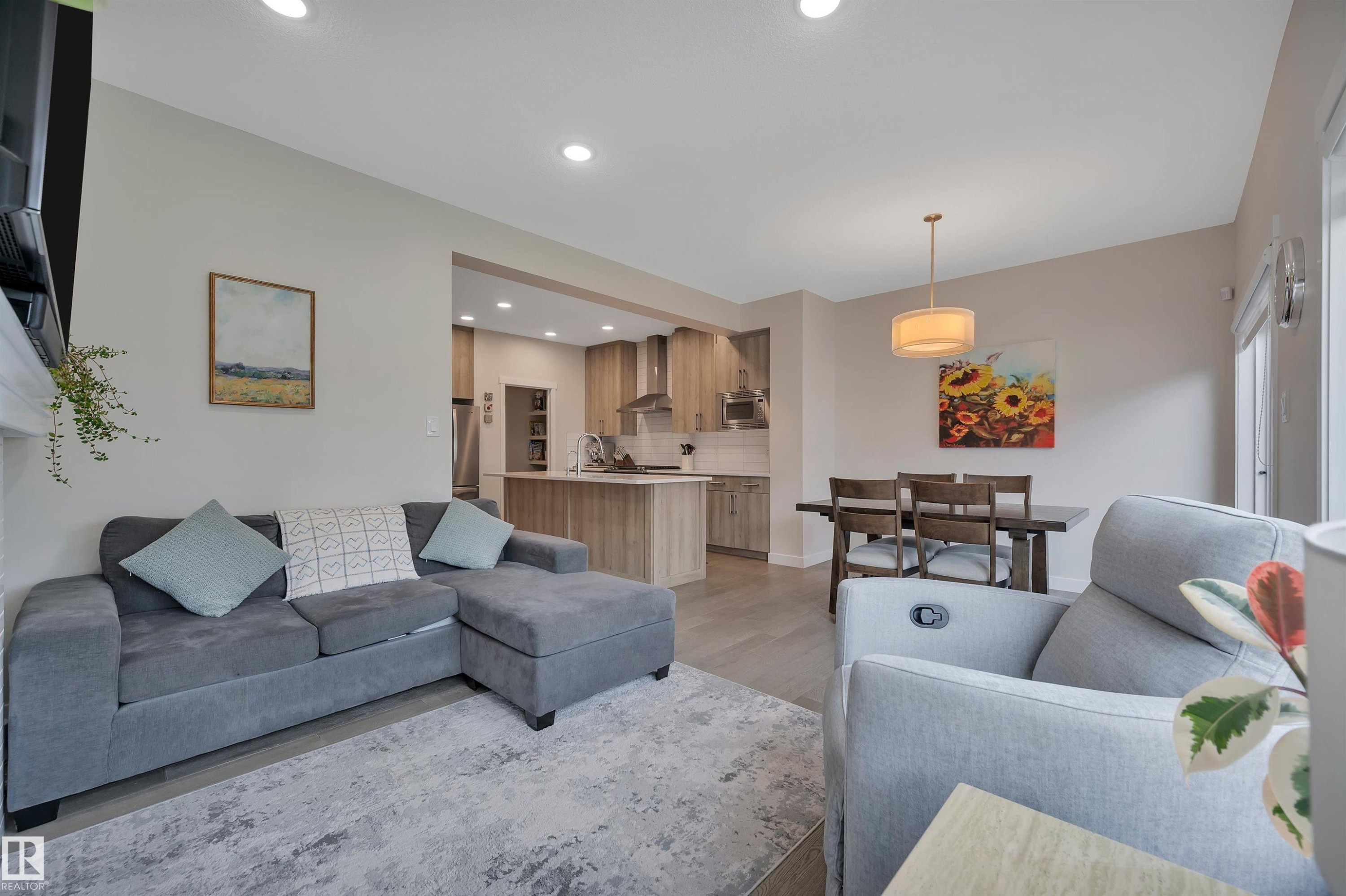 20709 99A Avenue, Edmonton, AB - Indoor Photo Showing Living Room