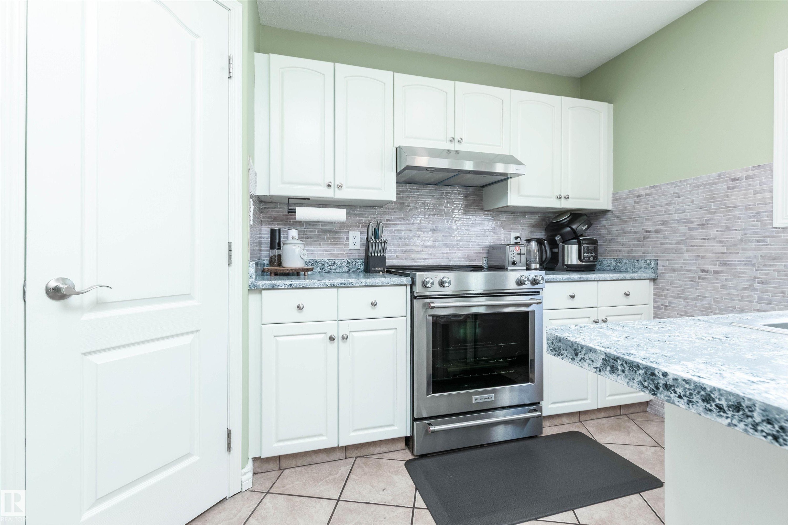 330 Huffman Crescent Nw, Edmonton, AB - Indoor Photo Showing Kitchen