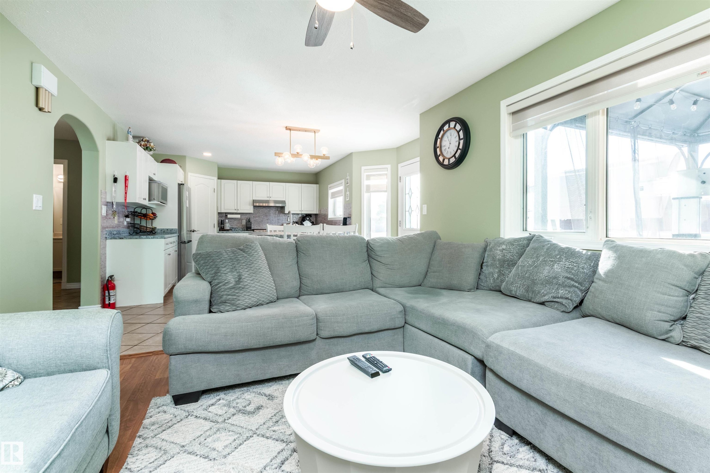 330 Huffman Crescent Nw, Edmonton, AB - Indoor Photo Showing Living Room