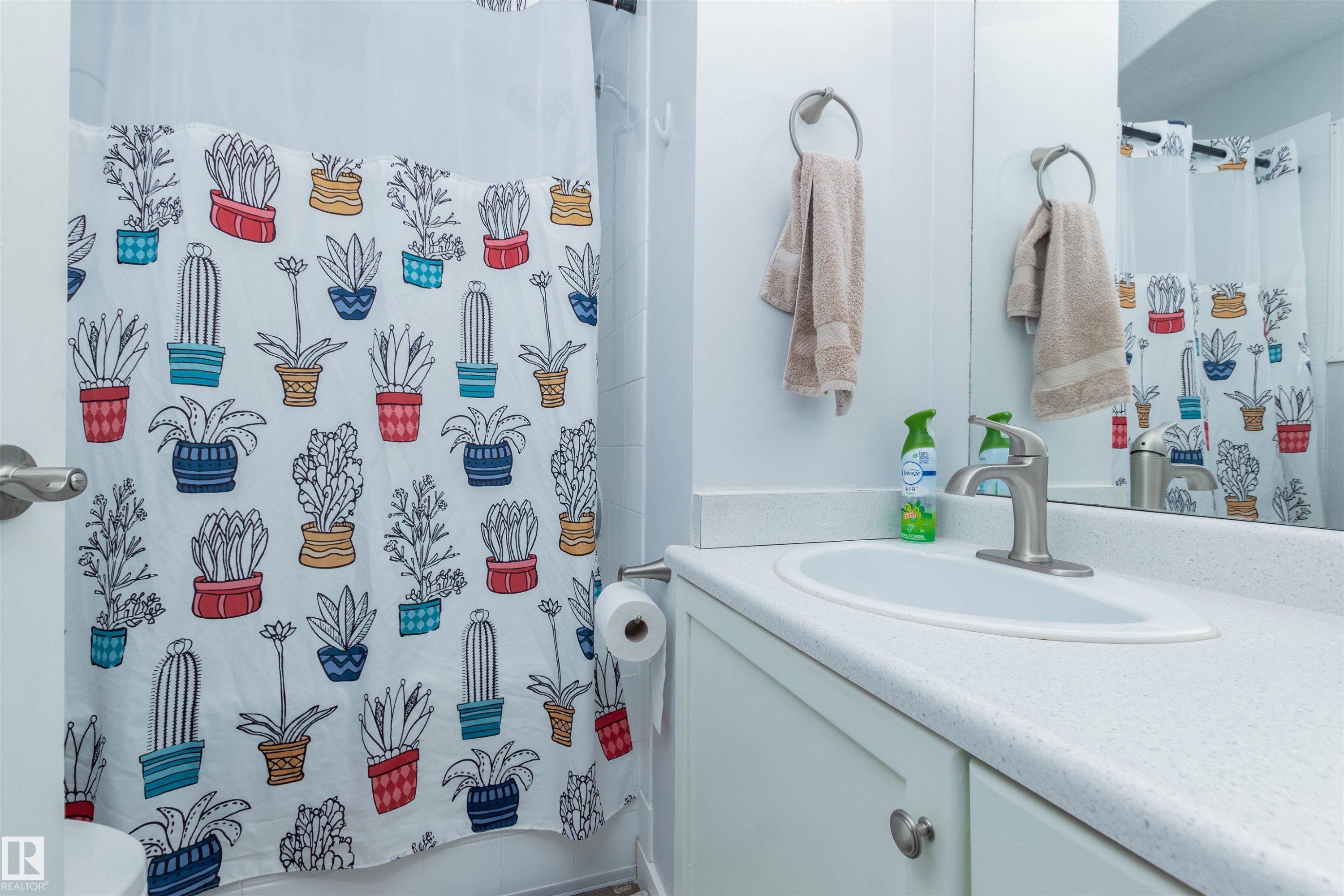 330 Huffman Crescent Nw, Edmonton, AB - Indoor Photo Showing Bathroom