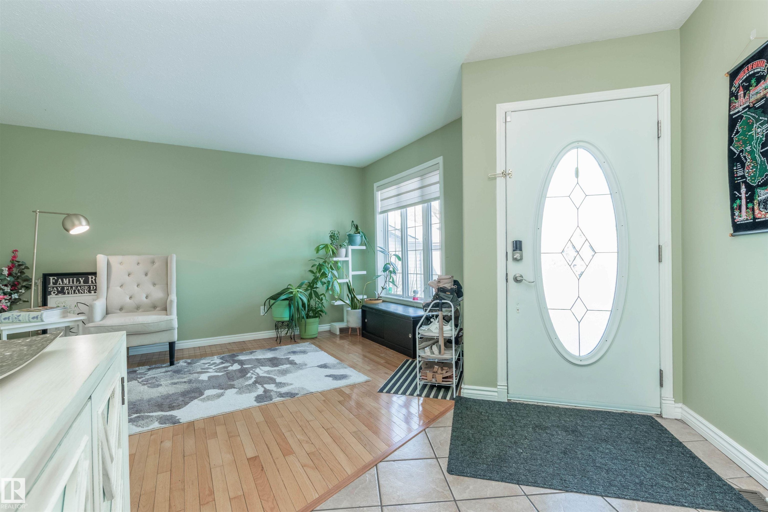 330 Huffman Crescent Nw, Edmonton, AB - Indoor Photo Showing Other Room