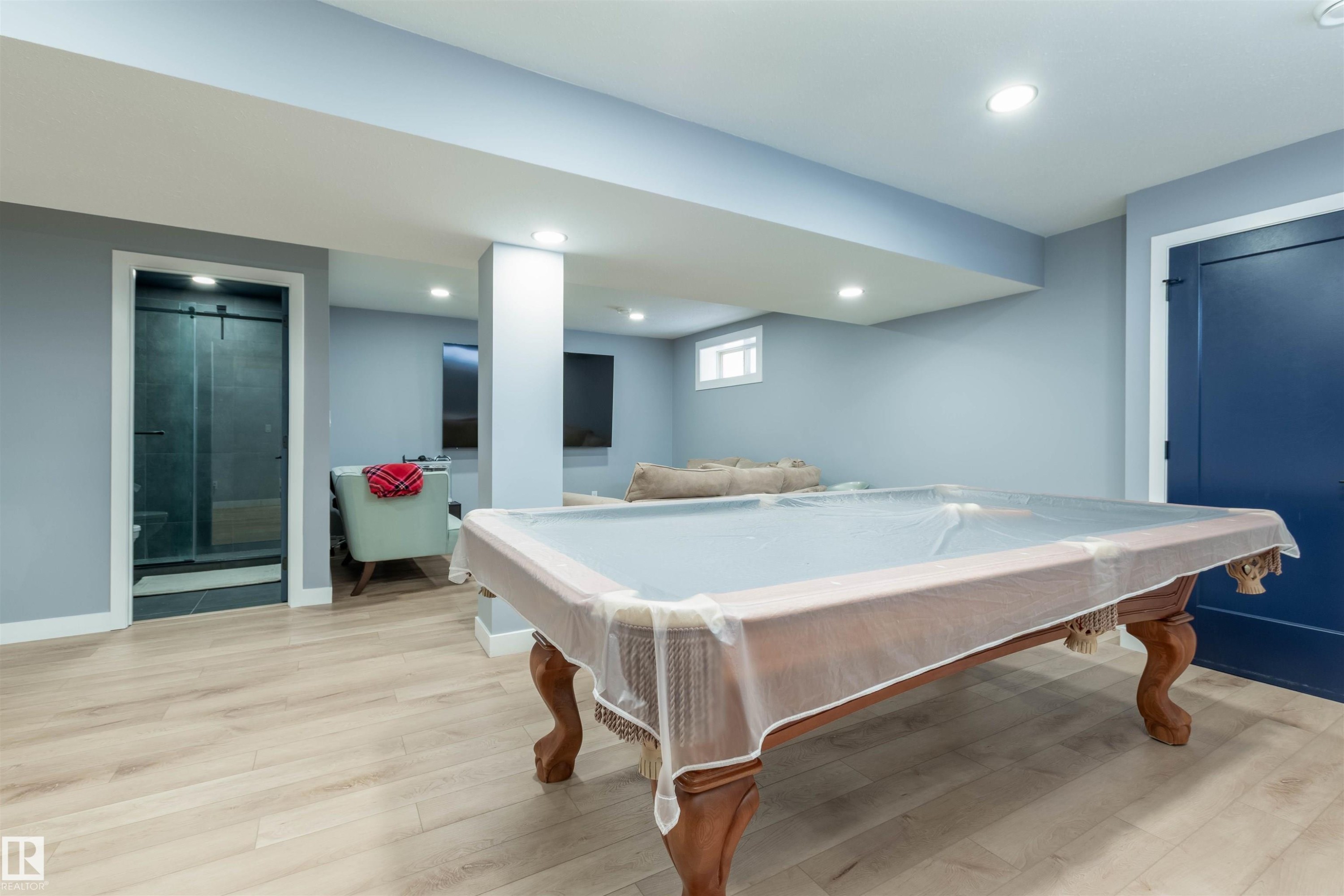 330 Huffman Crescent Nw, Edmonton, AB - Indoor Photo Showing Other Room