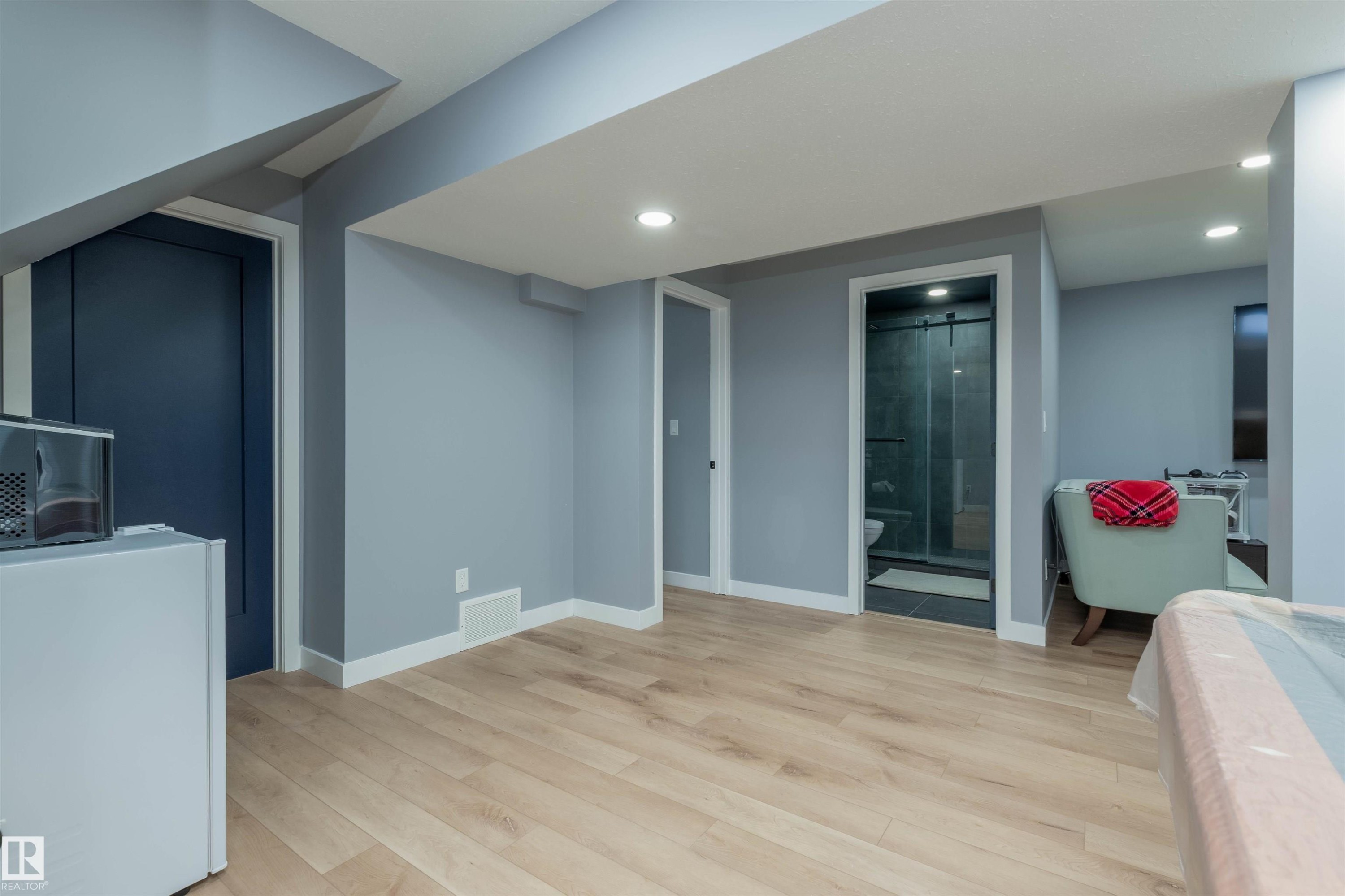 330 Huffman Crescent Nw, Edmonton, AB - Indoor