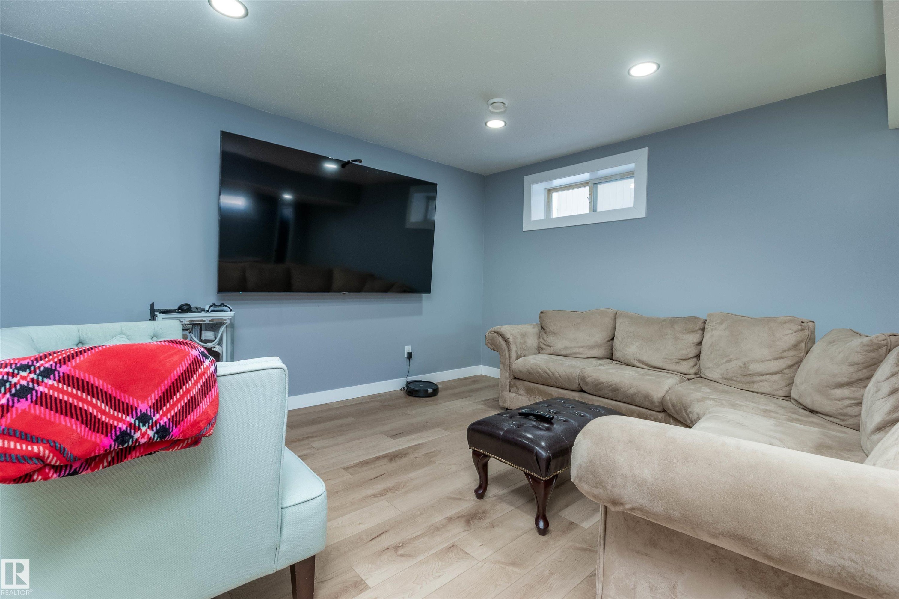 330 Huffman Crescent Nw, Edmonton, AB - Indoor Photo Showing Other Room