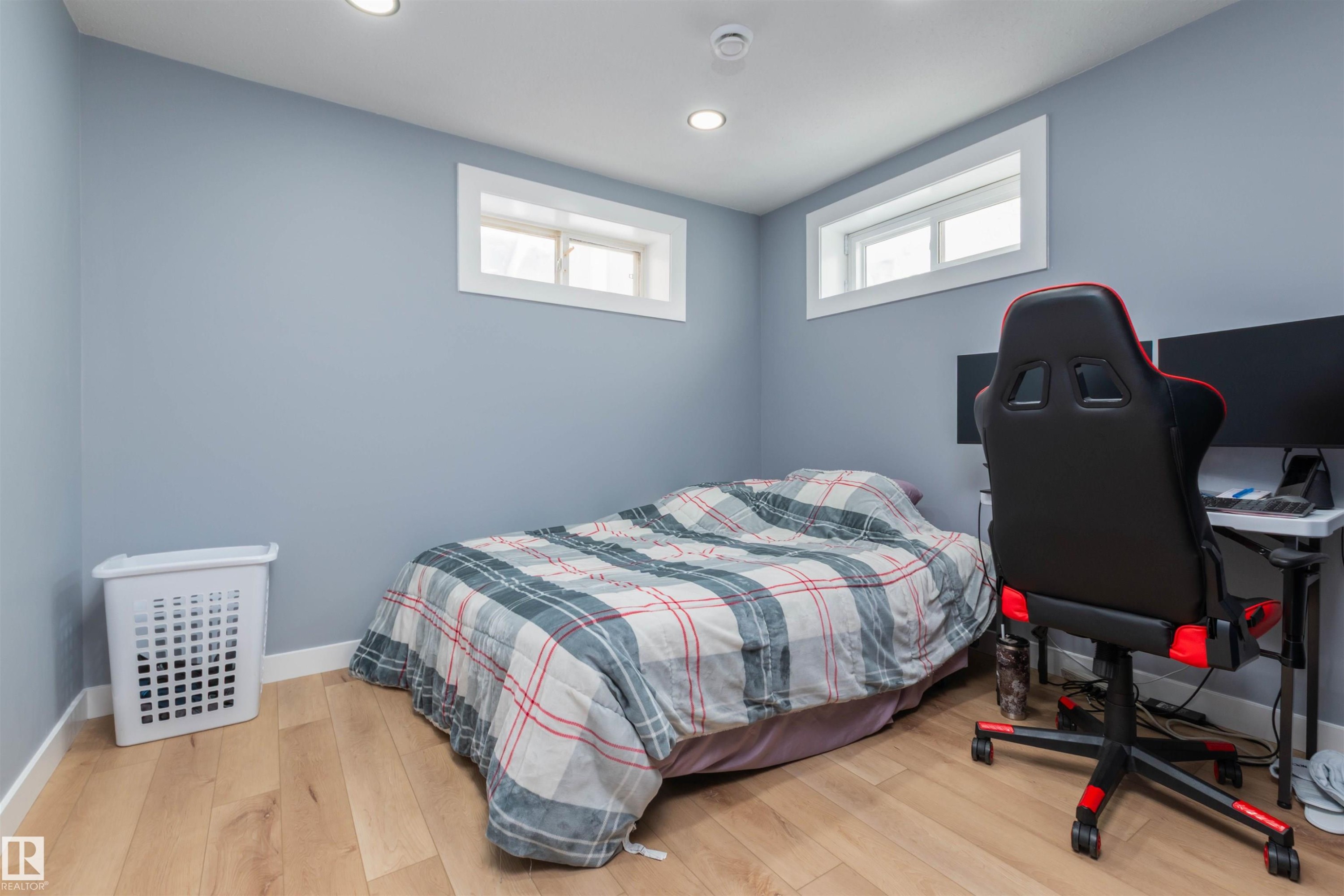 330 Huffman Crescent Nw, Edmonton, AB - Indoor Photo Showing Bedroom
