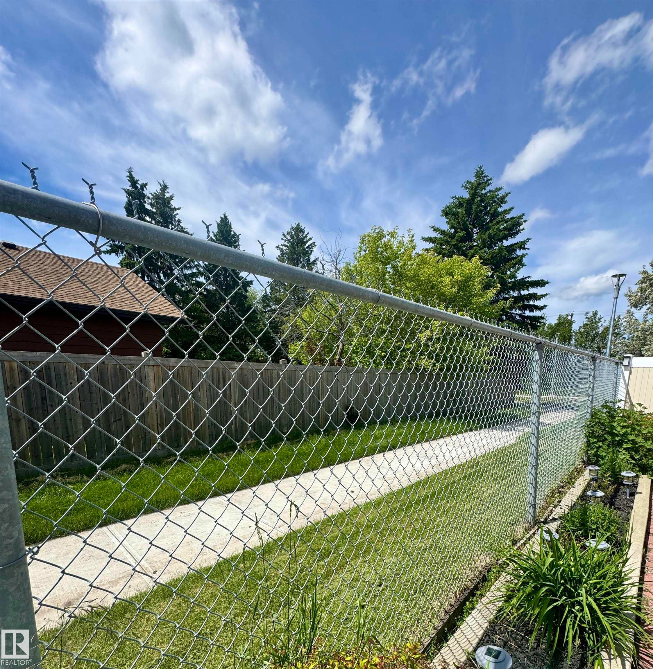 330 Huffman Crescent Nw, Edmonton, AB - Outdoor