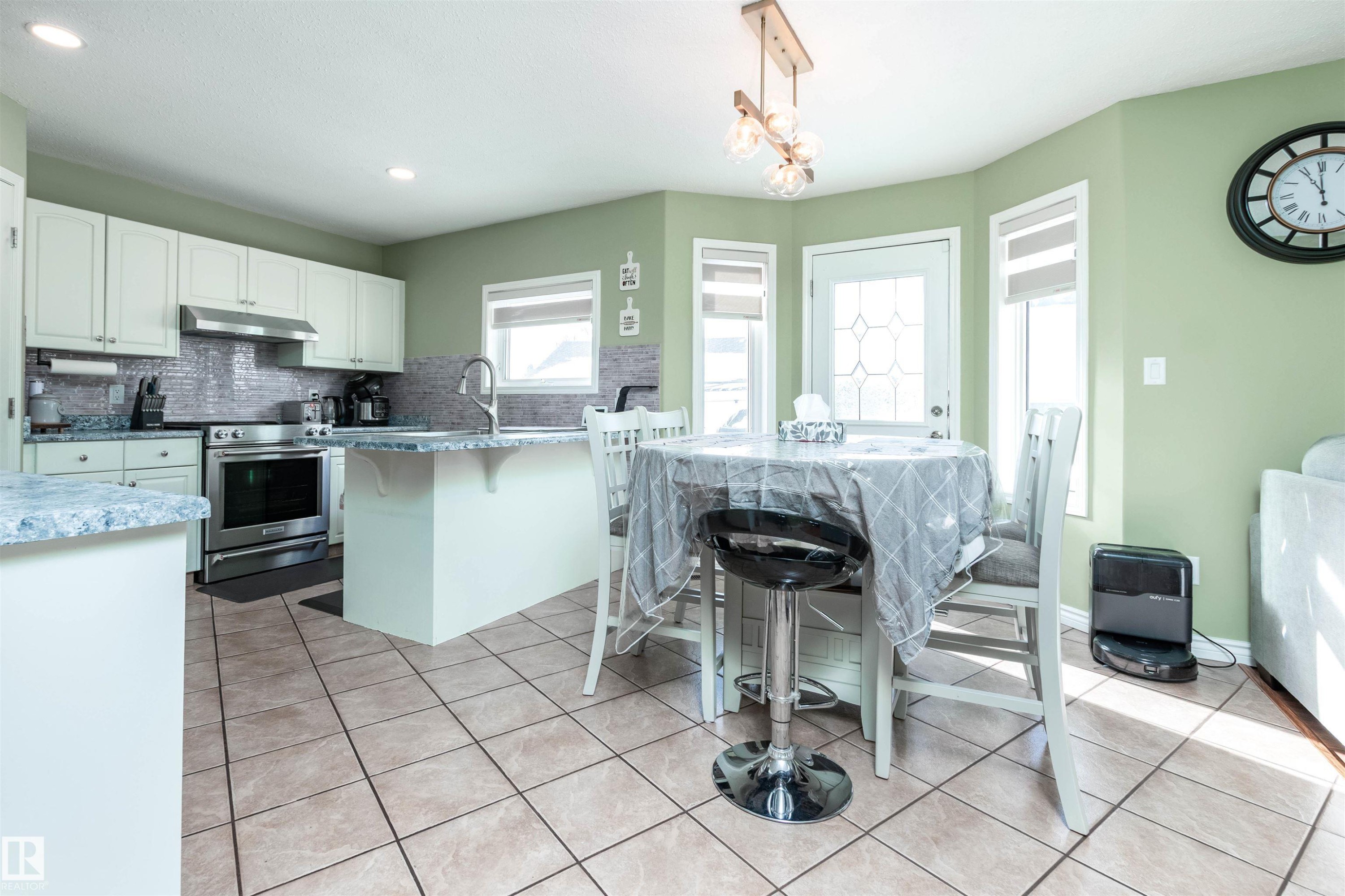 330 Huffman Crescent Nw, Edmonton, AB - Indoor Photo Showing Kitchen