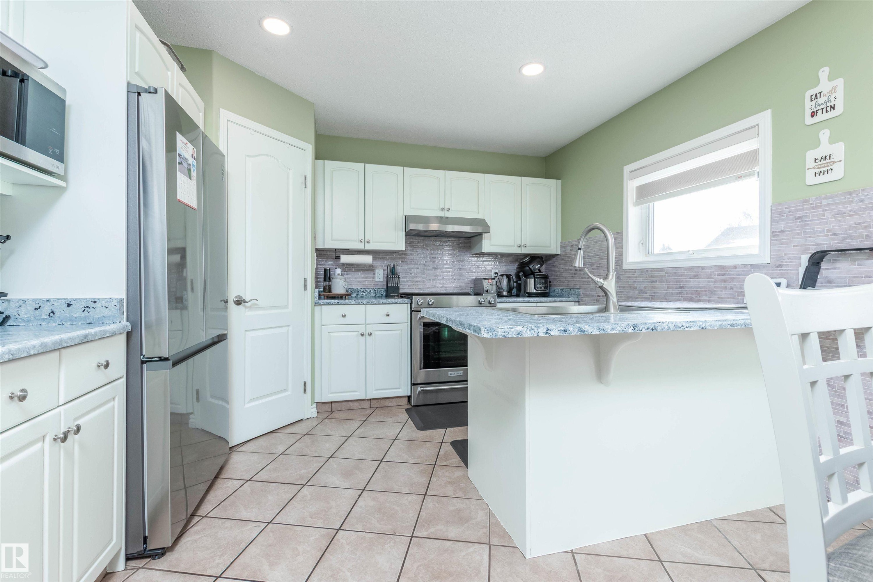 330 Huffman Crescent Nw, Edmonton, AB - Indoor Photo Showing Kitchen