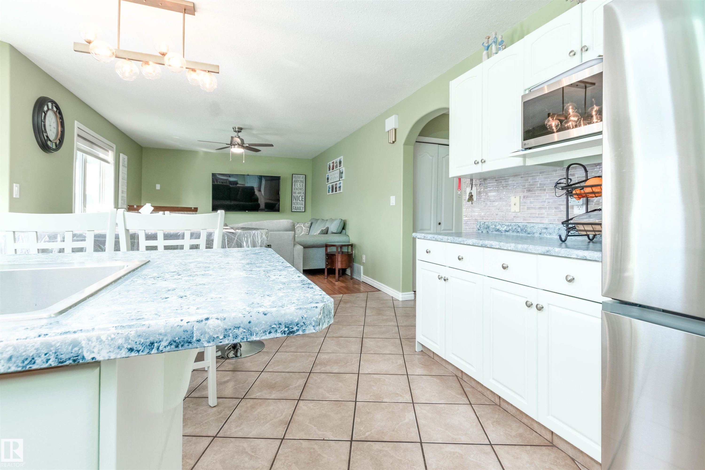 330 Huffman Crescent Nw, Edmonton, AB - Indoor Photo Showing Kitchen