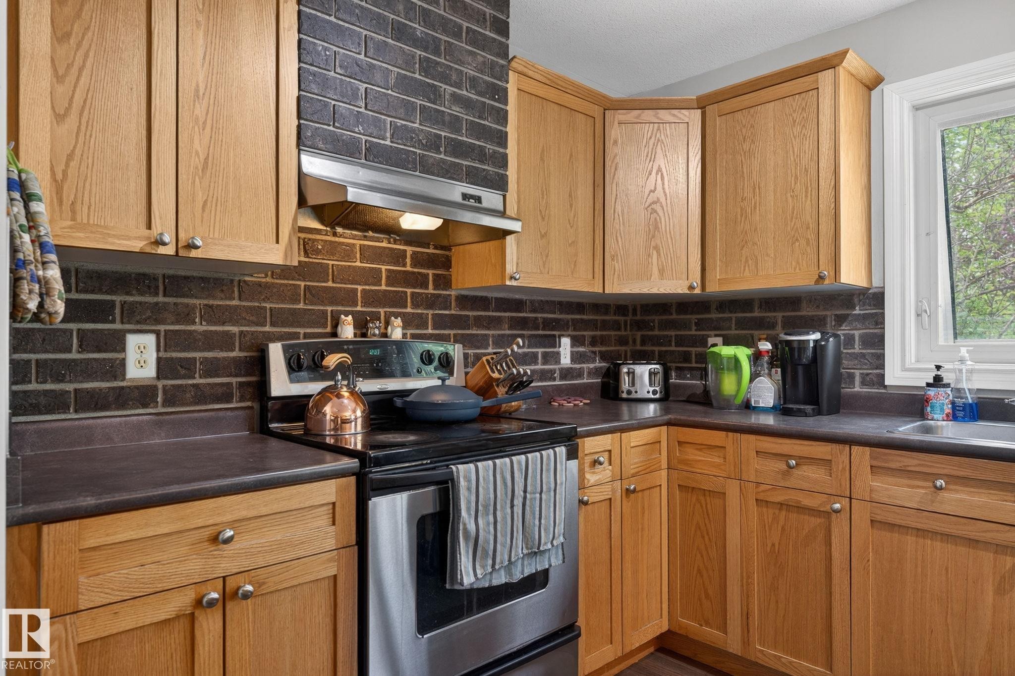 1844 Towne Centre Boulevard, Edmonton, AB - Indoor Photo Showing Kitchen
