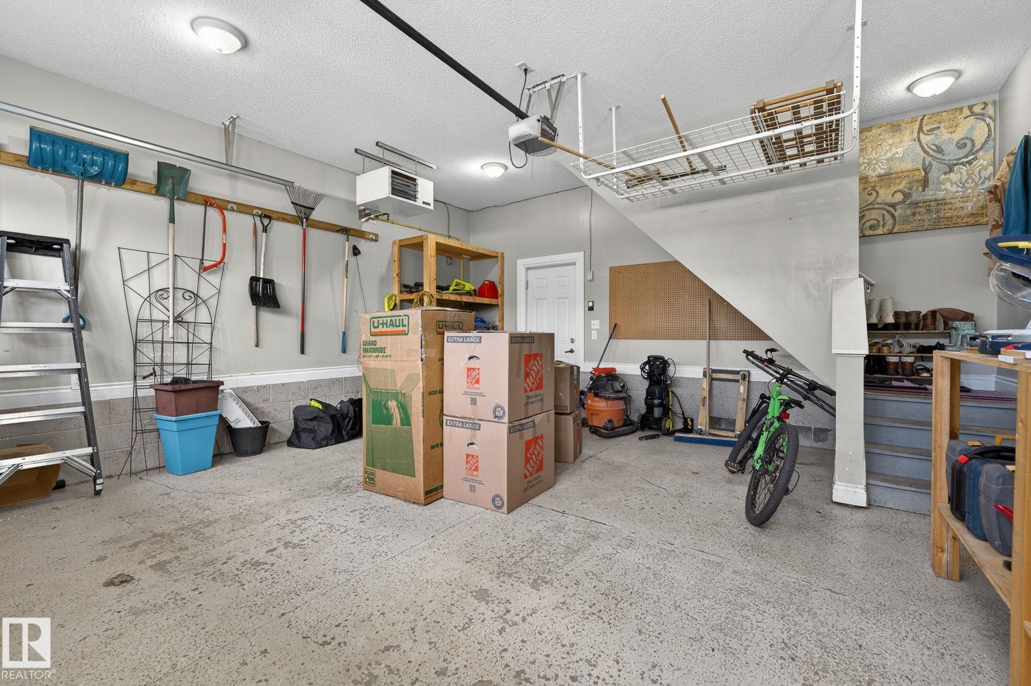 1844 Towne Centre Boulevard, Edmonton, AB - Indoor Photo Showing Garage
