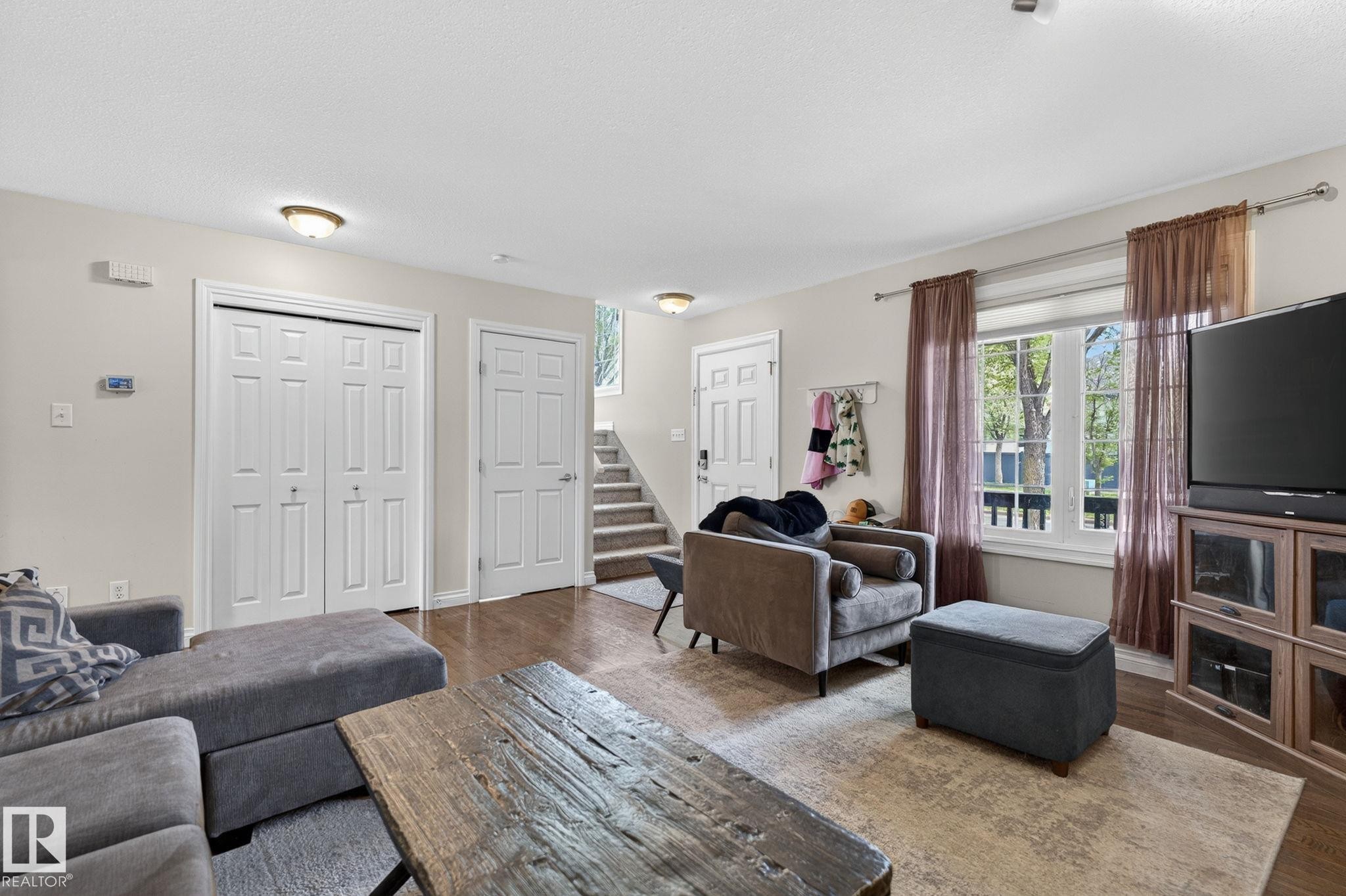 1844 Towne Centre Boulevard, Edmonton, AB - Indoor Photo Showing Living Room