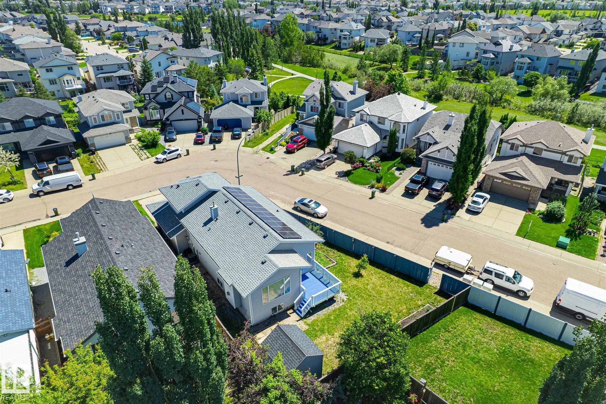 Aerial perspective showcasing a residential neighborhood with varied architectural styles - 14908 137 Street Nw, Edmonton, AB - Outdoor With View