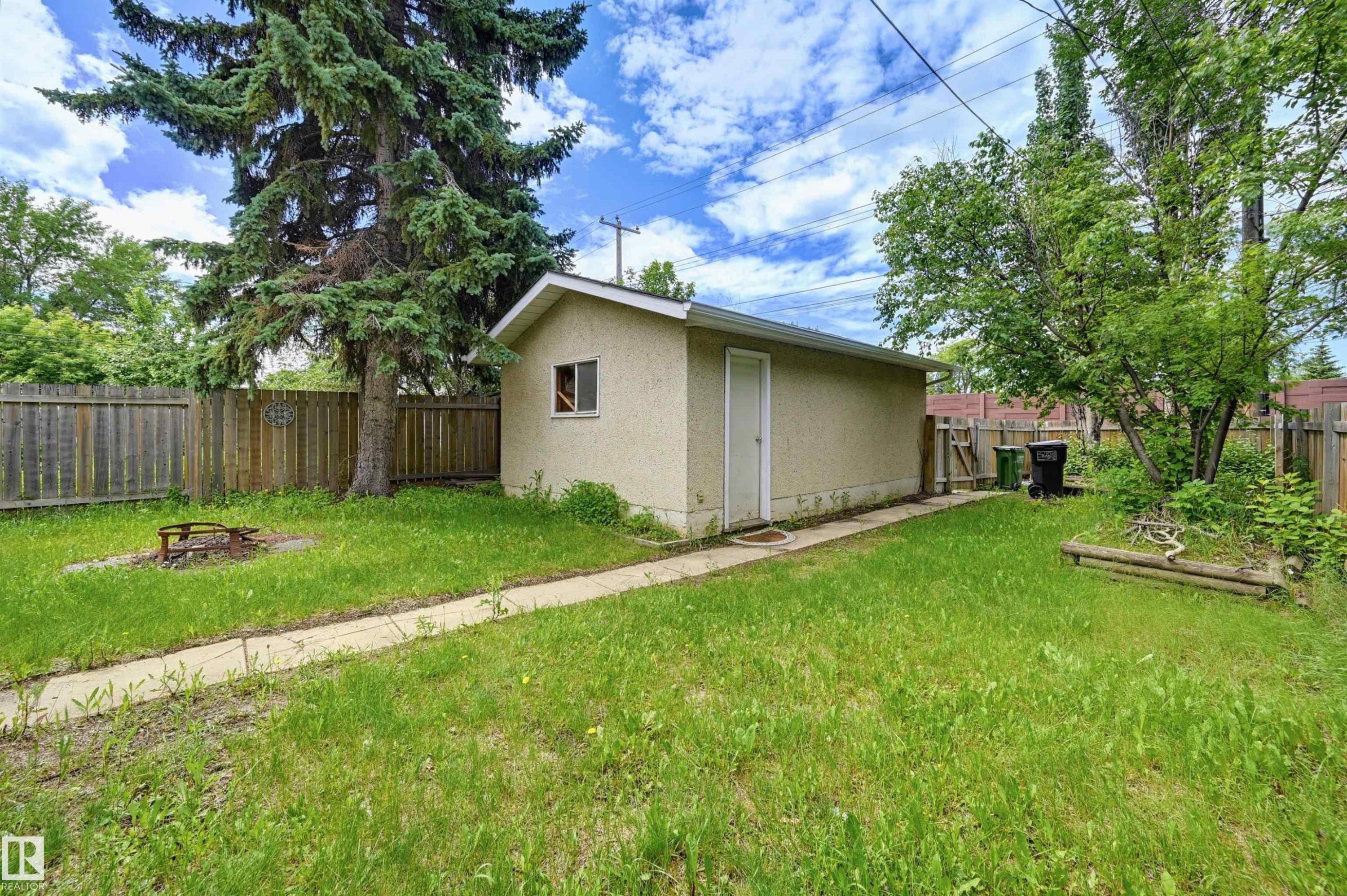 Detached outbuilding with stucco exterior and a single entry door - 11450 71 Street Nw, Edmonton, AB