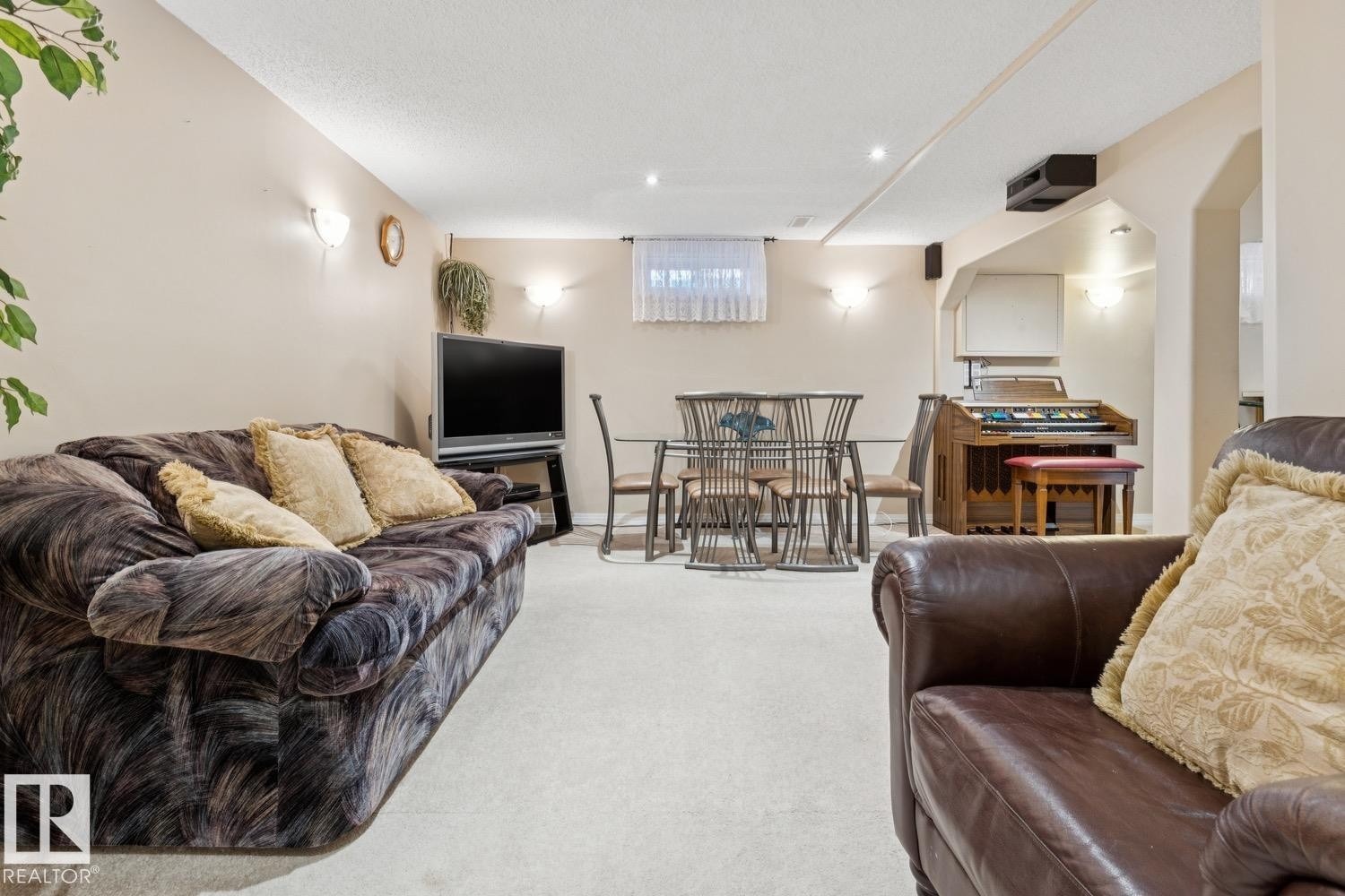 Spaciouus family room - 3015 131 Avenue, Edmonton, AB