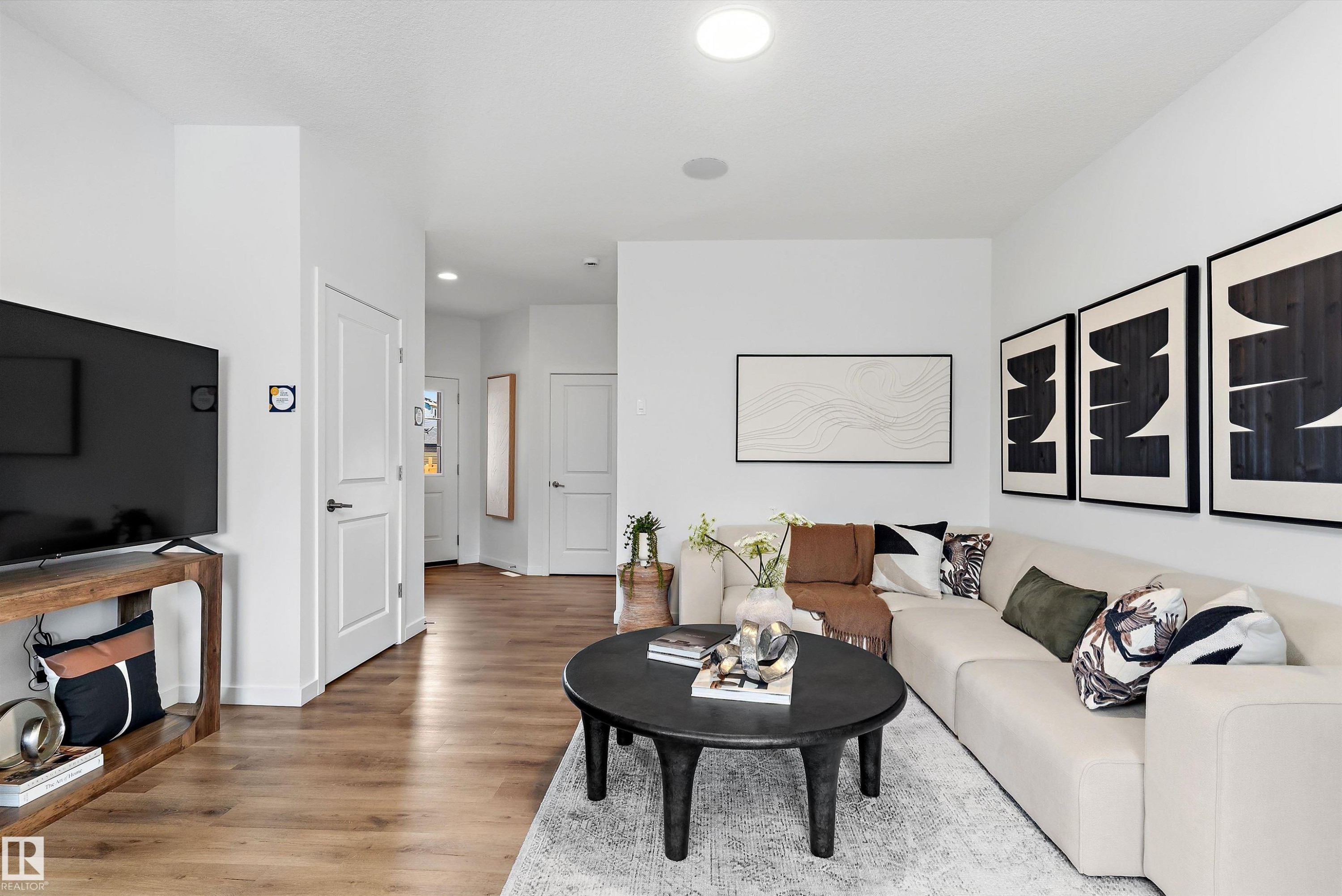 8907 Elves Loop Nw, Edmonton, AB - Indoor Photo Showing Living Room