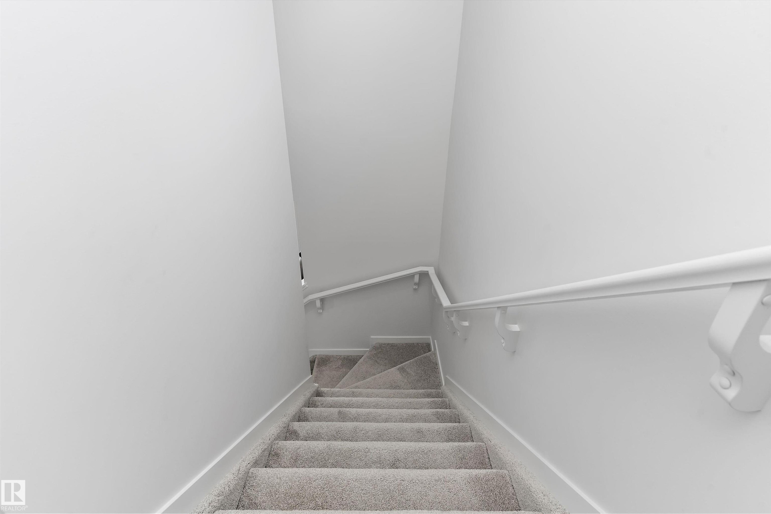 8907 Elves Loop Nw, Edmonton, AB - Indoor Photo Showing Other Room