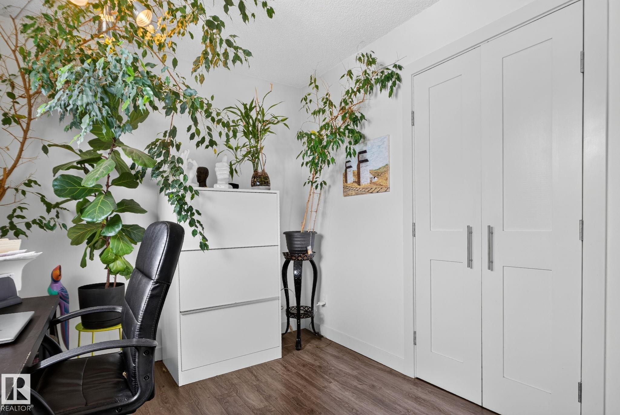 White bi-fold doors with brushed nickel hardware - 7539 149A Avenue Nw, Edmonton, AB - Indoor