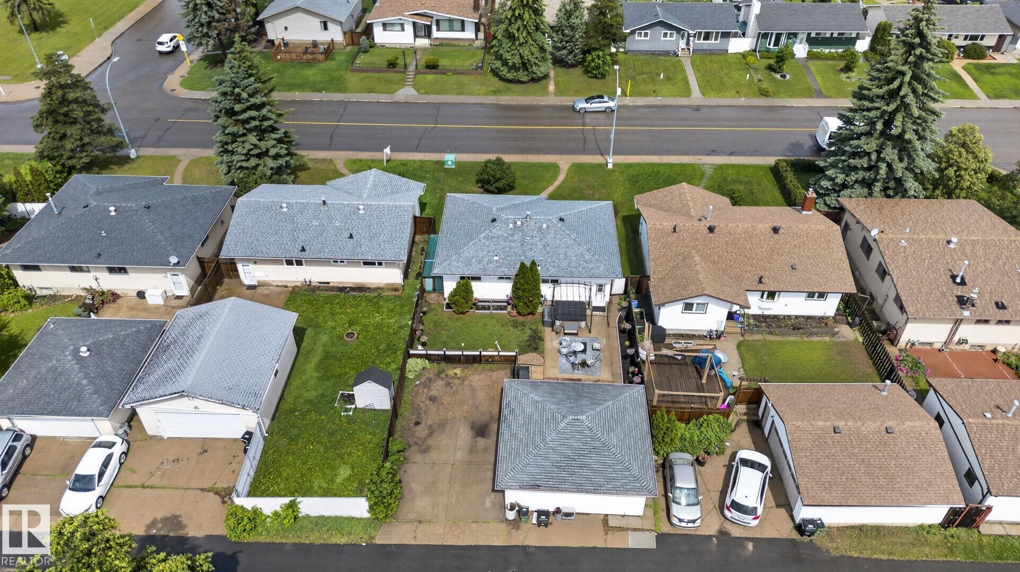 Aerial view showcasing multiple properties with fenced backyards - 7539 149A Avenue Nw, Edmonton, AB - Outdoor With View