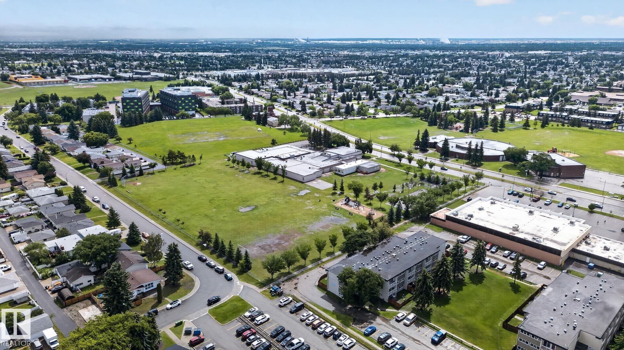 Expansive urban landscape featuring residential streets, green spaces, and a variety of institutional buildings - 7539 149A Avenue Nw, Edmonton, AB - Outdoor With View