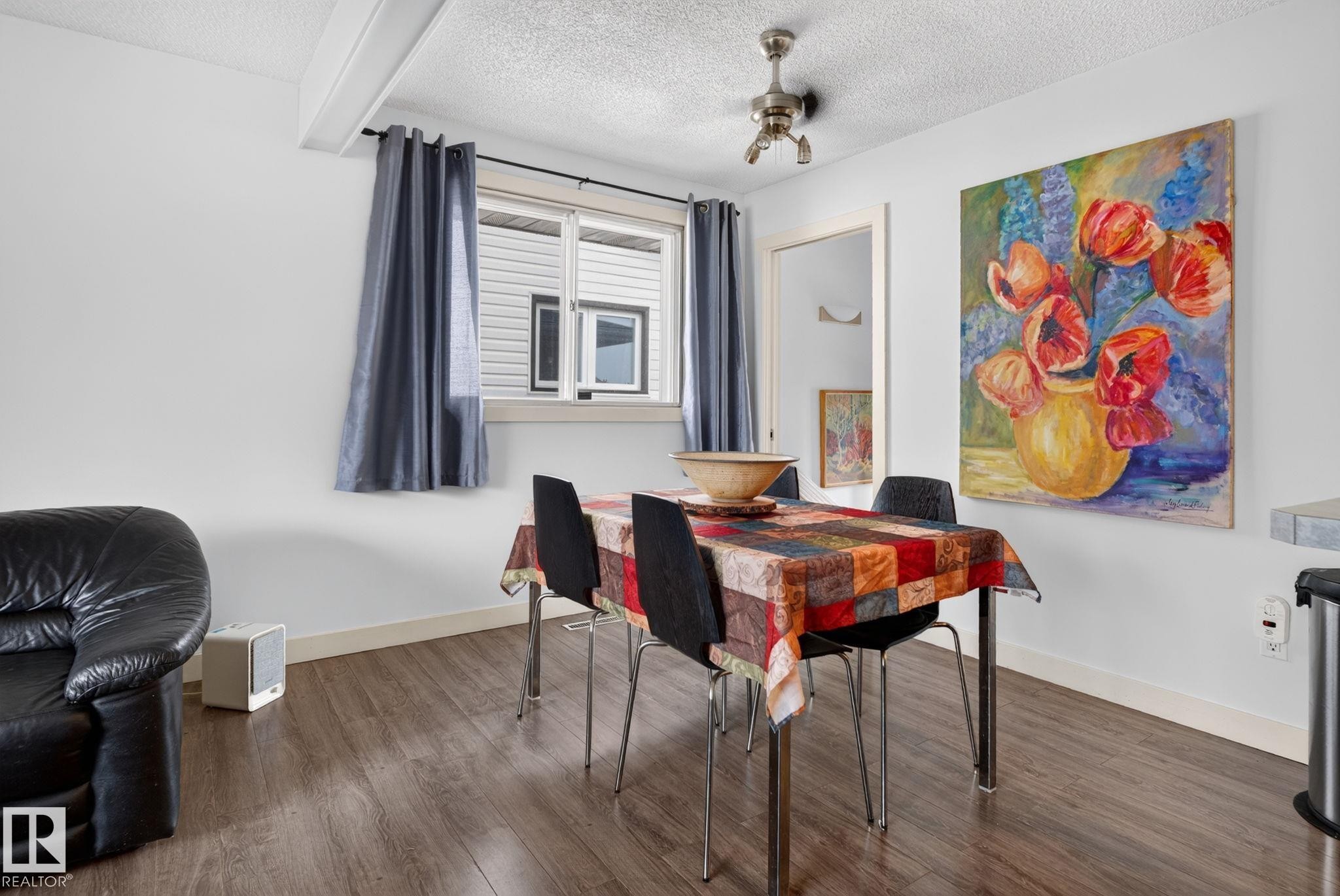 Dining area featuring wood-finish flooring and a ceiling-mounted light fixture - 7539 149A Avenue Nw, Edmonton, AB - Indoor Photo Showing Dining Room