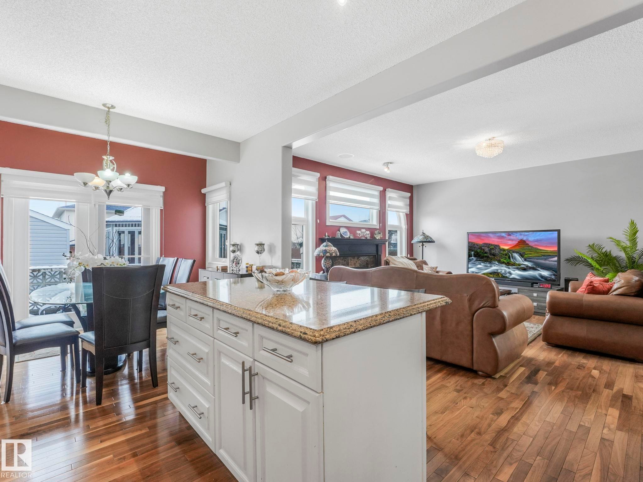 16237 129A Street Nw, Edmonton, AB - Indoor Photo Showing Living Room