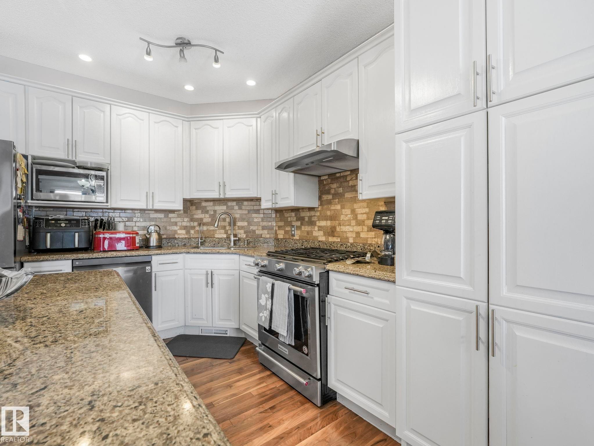 16237 129A Street Nw, Edmonton, AB - Indoor Photo Showing Kitchen With Upgraded Kitchen