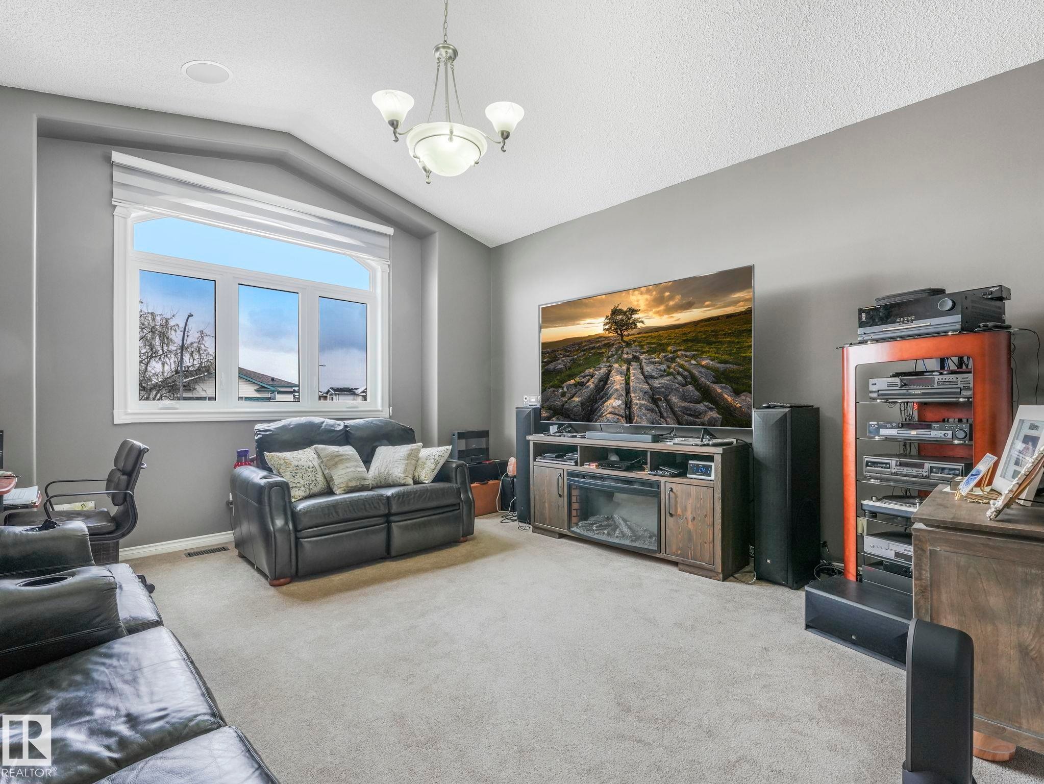 16237 129A Street Nw, Edmonton, AB - Indoor Photo Showing Living Room