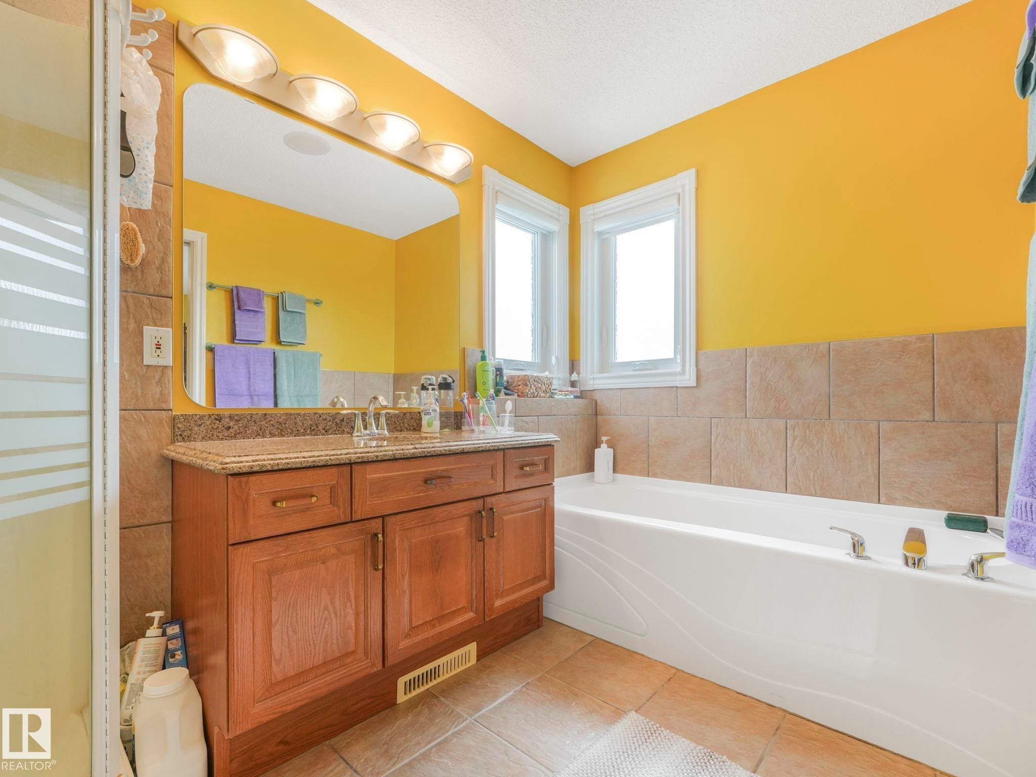 16237 129A Street Nw, Edmonton, AB - Indoor Photo Showing Bathroom