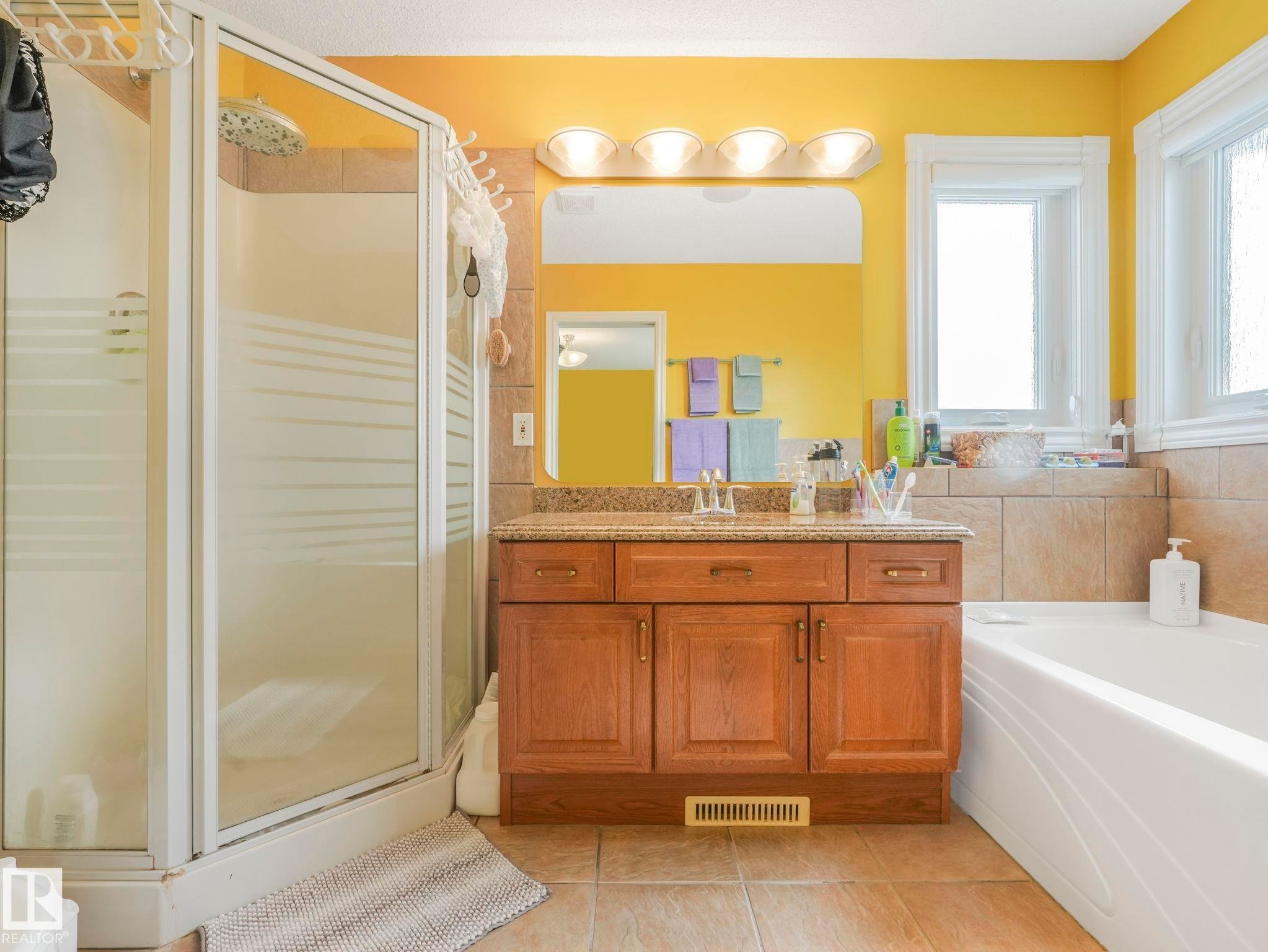 16237 129A Street Nw, Edmonton, AB - Indoor Photo Showing Bathroom