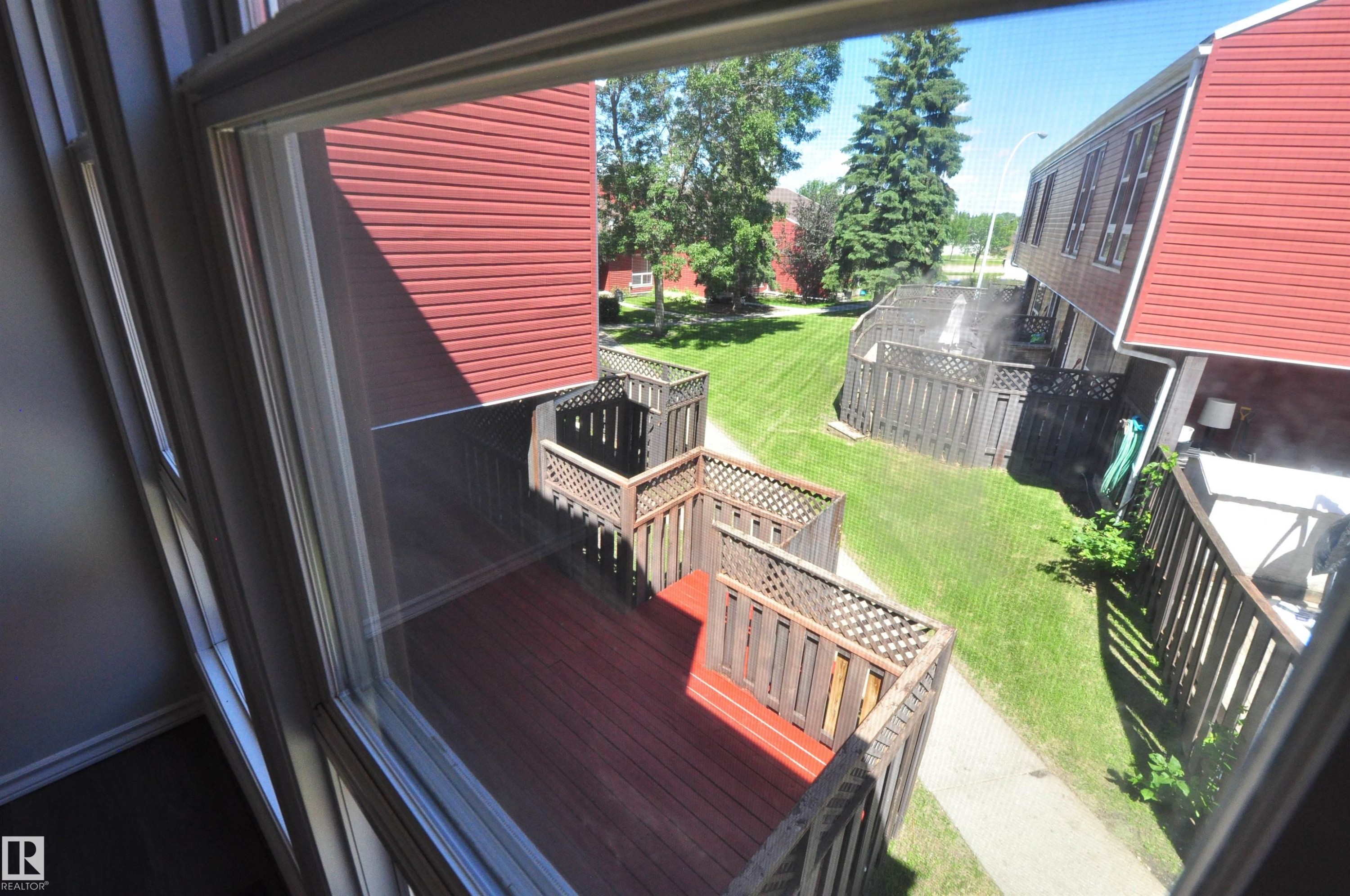 Private outdoor deck with wood-finish flooring and lattice railing - 617 Millbourne Road E, Edmonton, AB