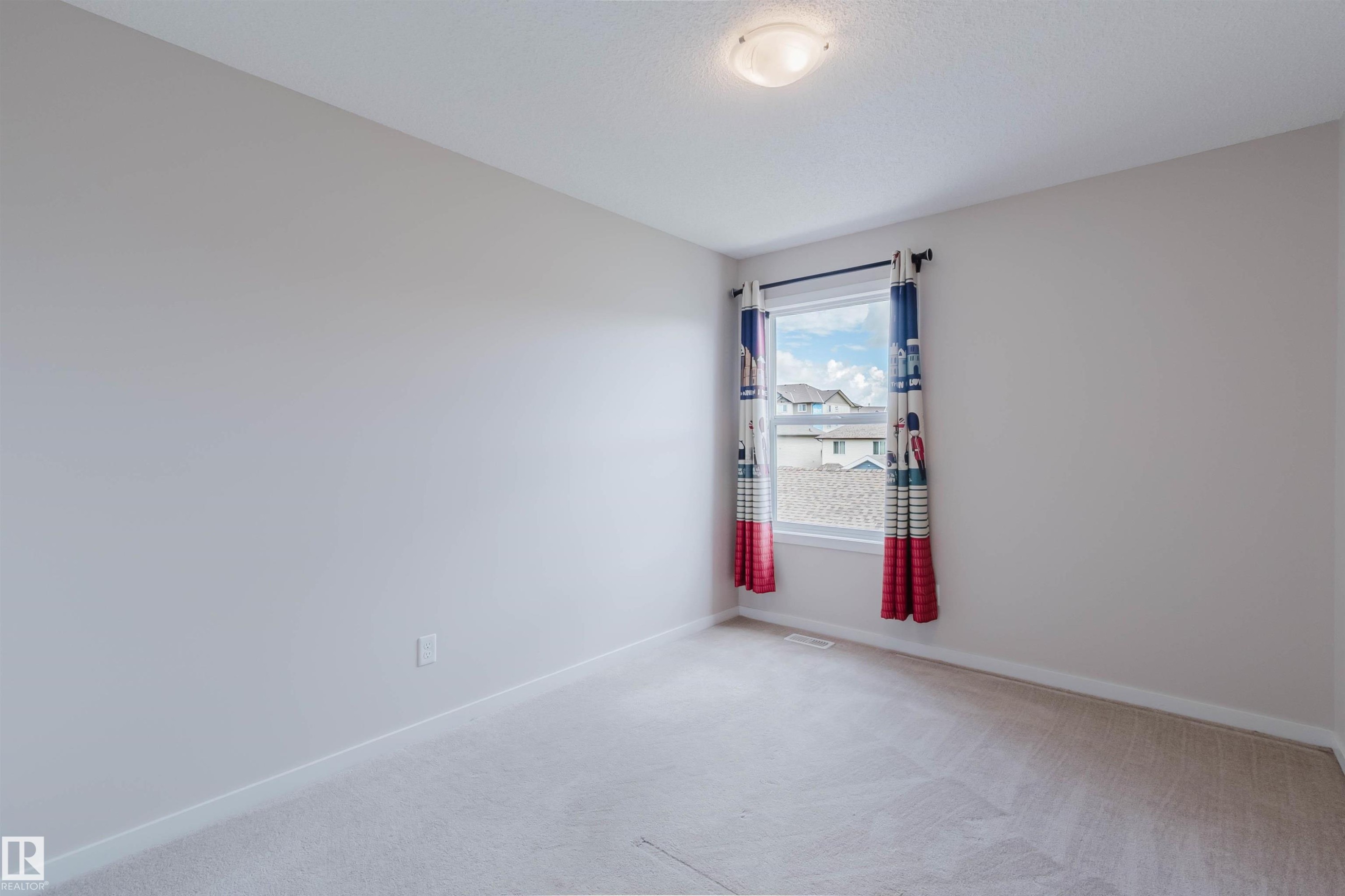 Neutral wall finishes with white baseboards and light-toned carpeting - 636 Mcdonough Link Link, Edmonton, AB