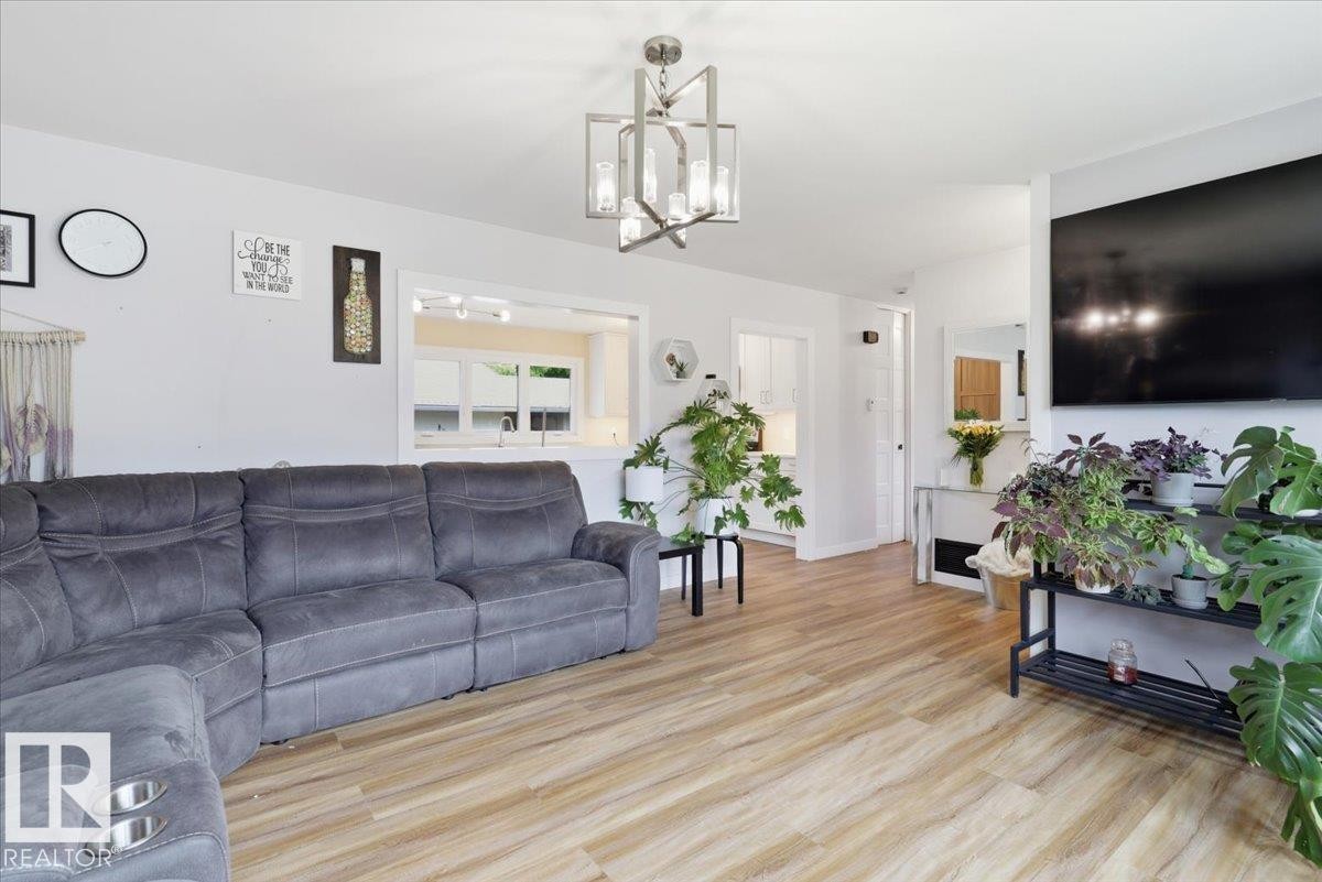 5103 48 Avenue, Thorsby, AB - Indoor Photo Showing Living Room