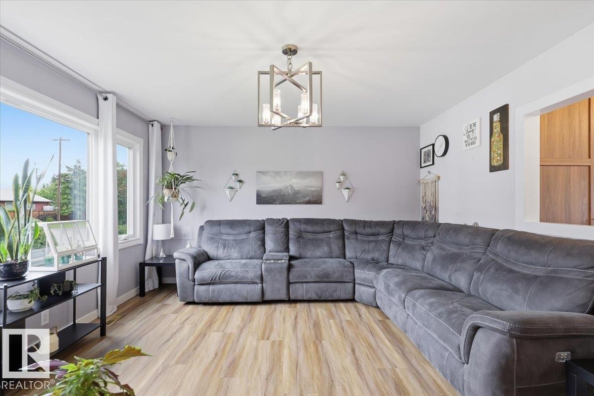 5103 48 Avenue, Thorsby, AB - Indoor Photo Showing Living Room