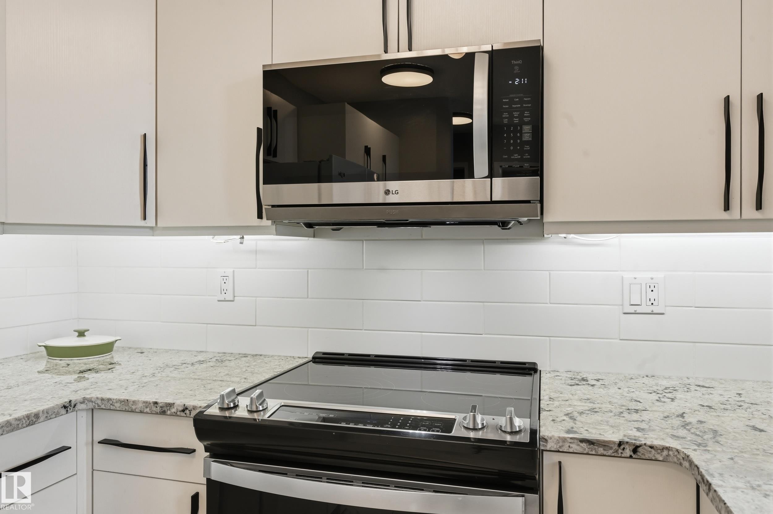 7905 96 Street Nw, Edmonton, AB - Indoor Photo Showing Kitchen With Upgraded Kitchen