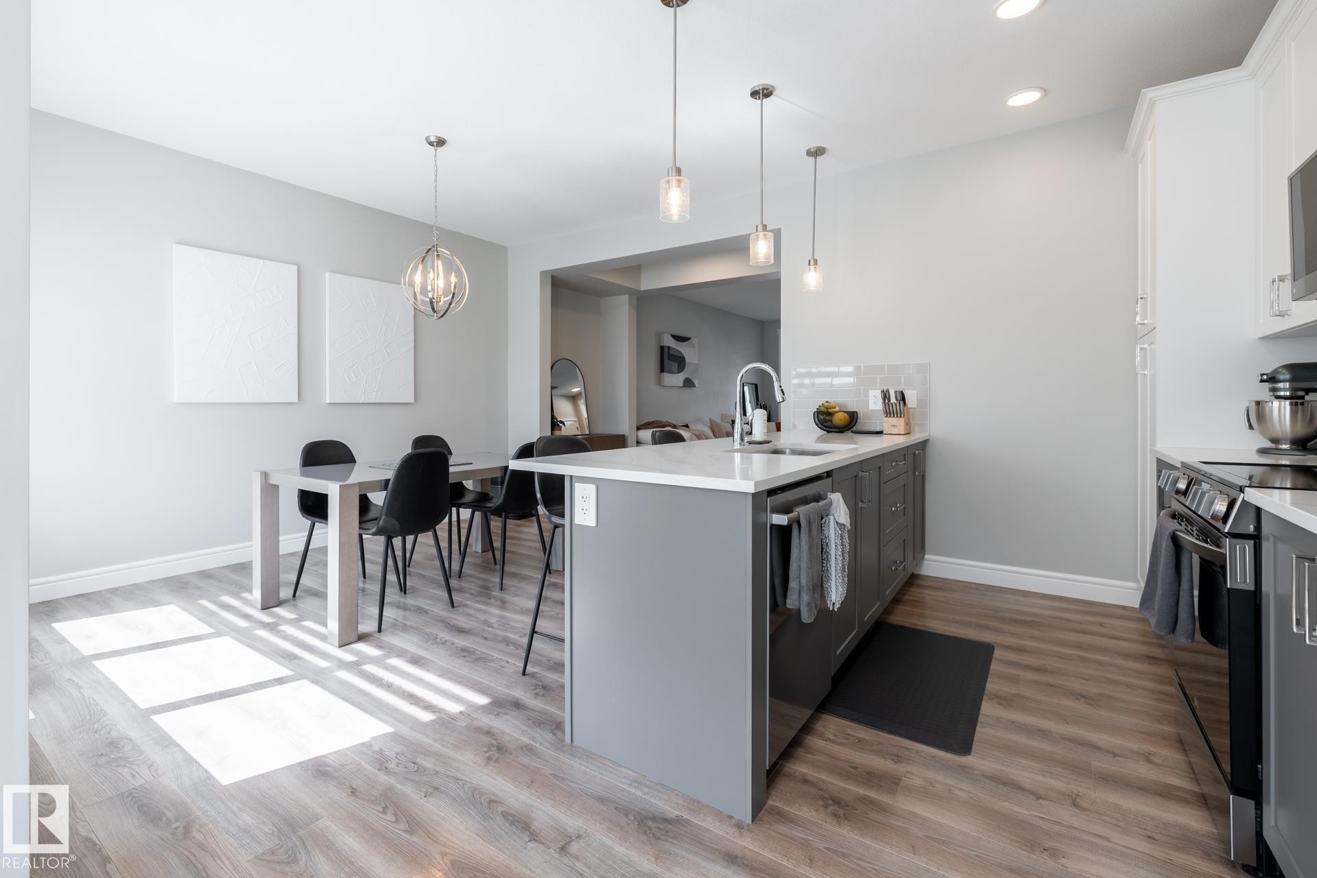 1035 Goldfinch Way, Edmonton, AB - Indoor Photo Showing Kitchen With Upgraded Kitchen