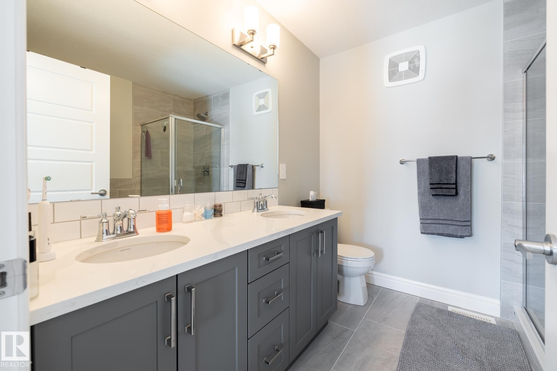1035 Goldfinch Way, Edmonton, AB - Indoor Photo Showing Bathroom