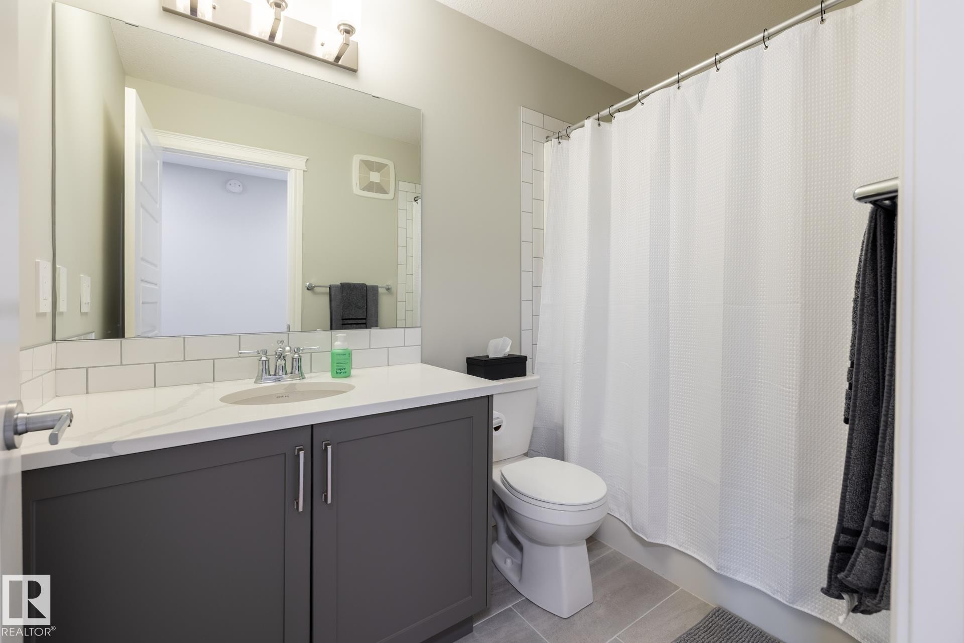1035 Goldfinch Way, Edmonton, AB - Indoor Photo Showing Bathroom