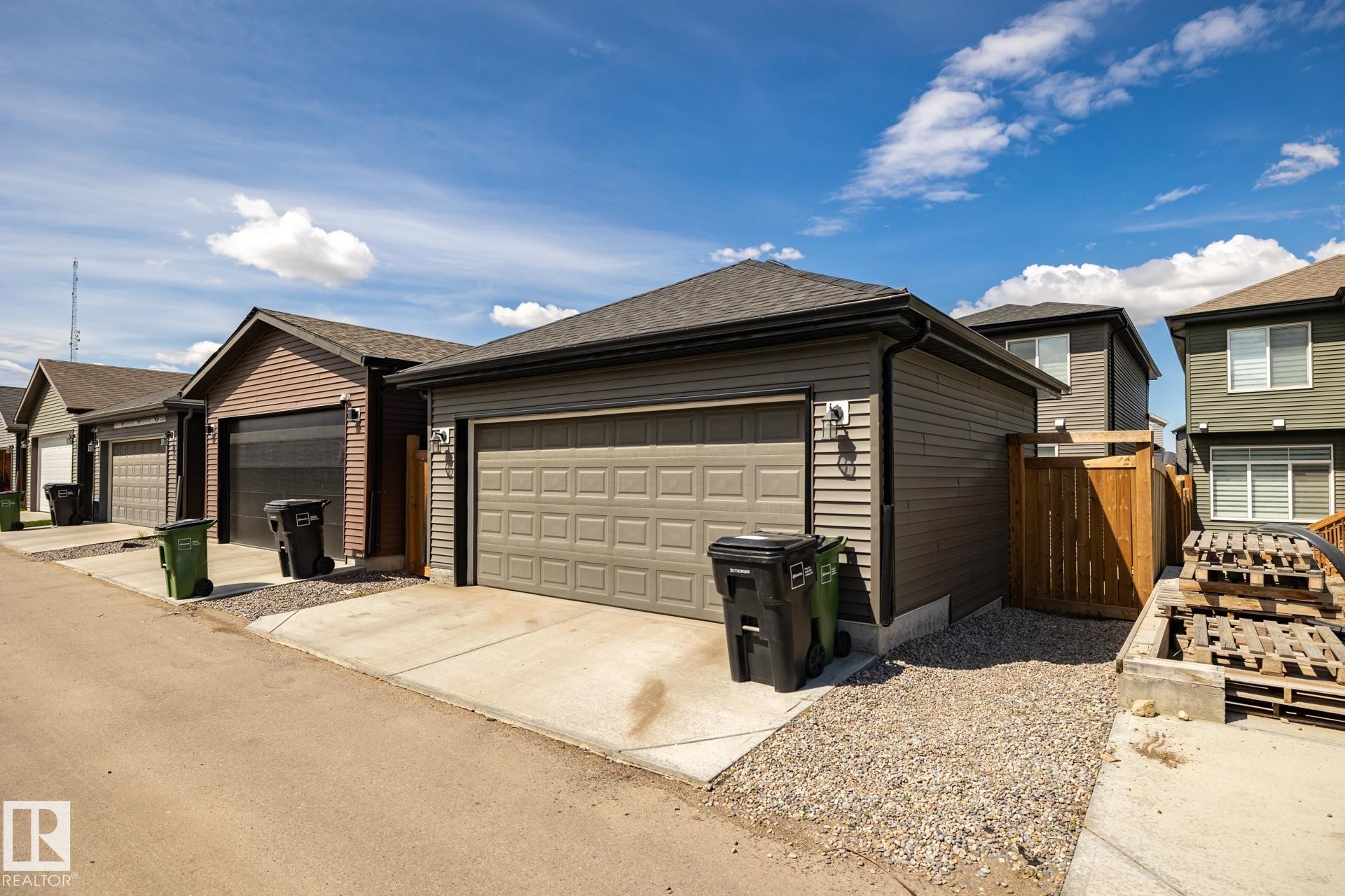 1035 Goldfinch Way, Edmonton, AB - Outdoor